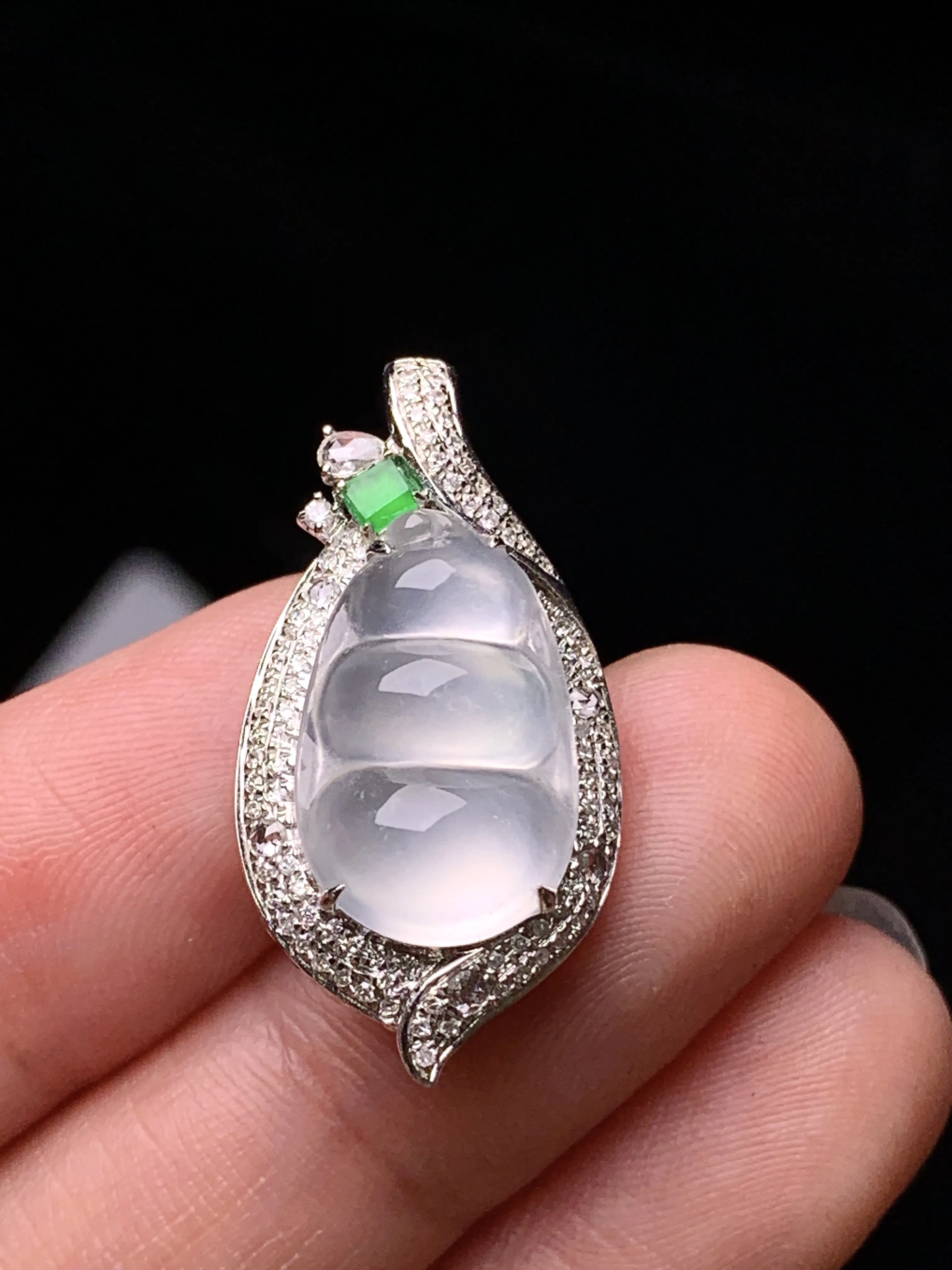 18k金钻镶嵌冰种四季豆吊坠 玉质细腻 水润亮眼 色泽艳丽 整体尺寸27.5*14.5*10.5