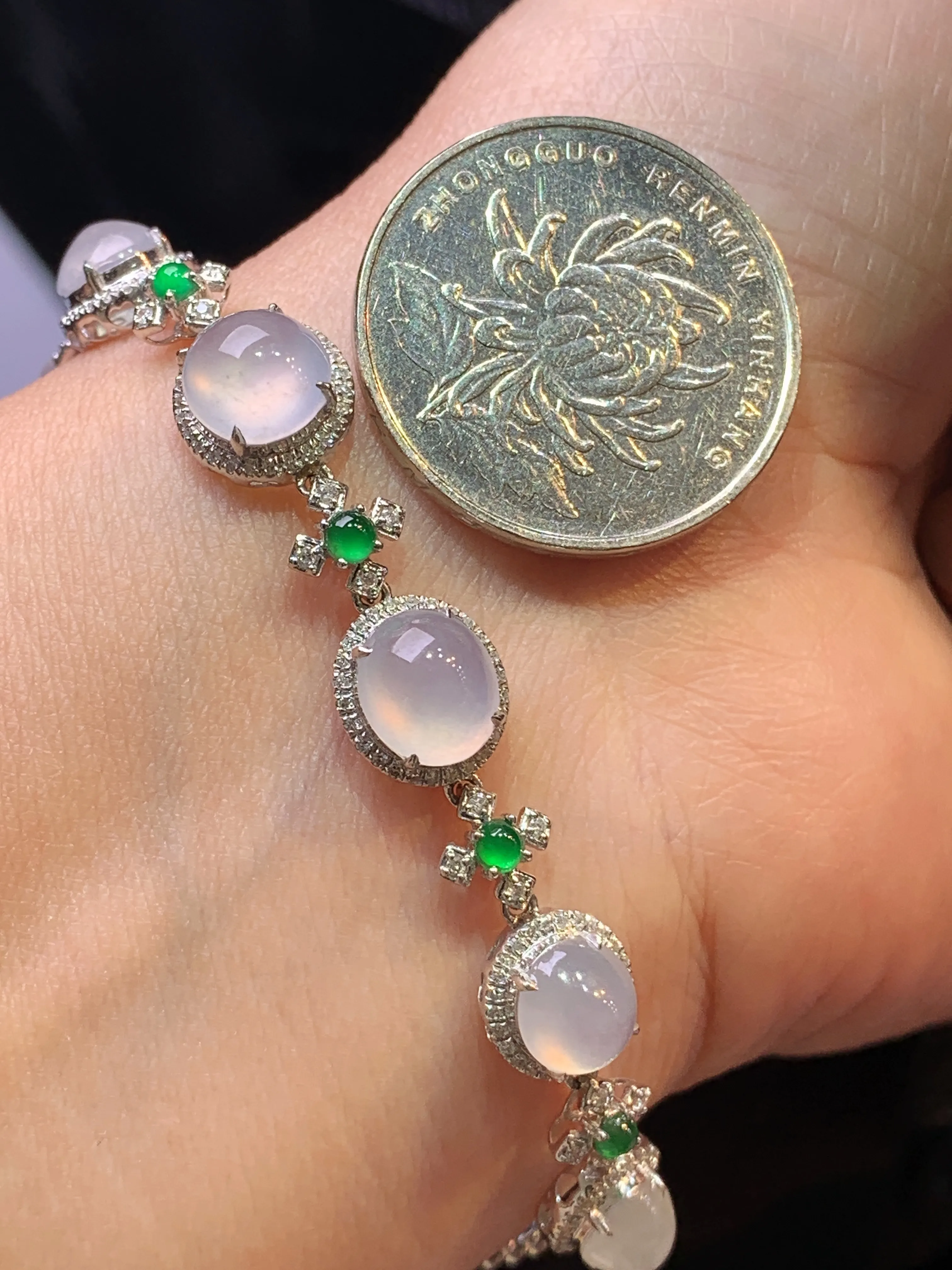 18k金钻镶嵌冰种蛋面手链 玉质细腻 水润亮眼 色泽艳丽 整体尺寸94.3*9*7.2