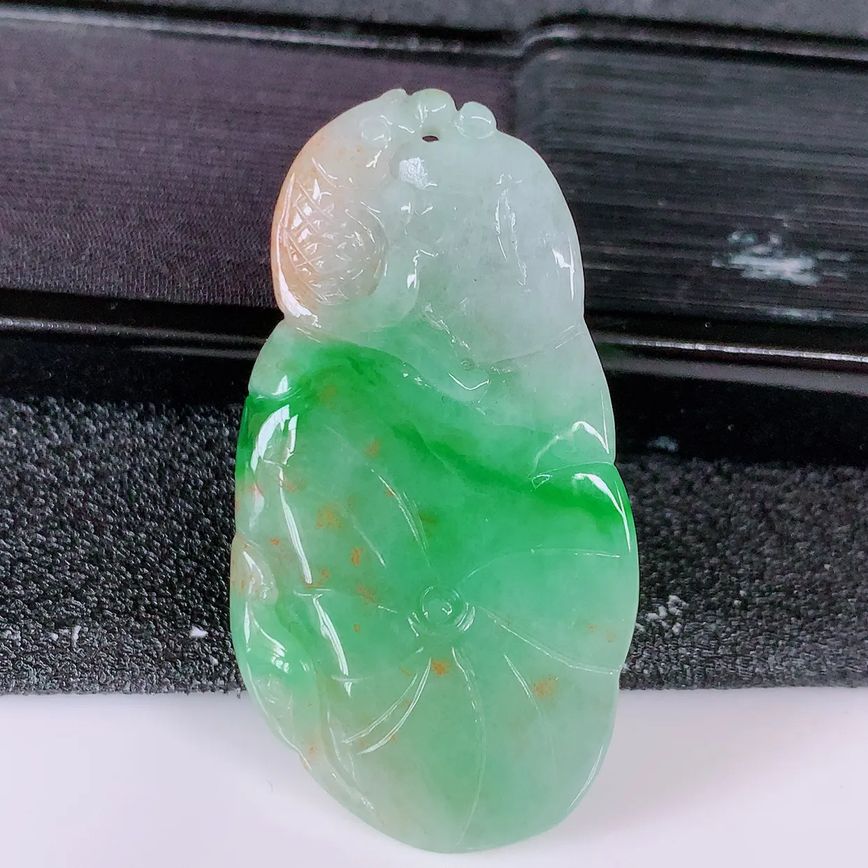 自然光实拍，冰润黄加绿翡翠荷叶鱼、和和美美玉坠，财源广进，自然隐逸、荷本是素不着尘之物，有和美之寓意