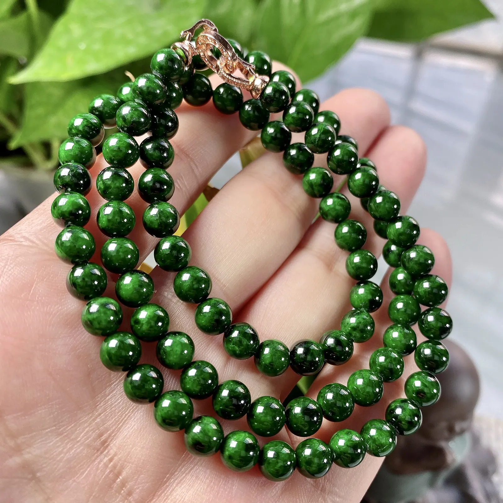 缅甸天然翡翠A货，卡6.8水润辣绿圆珠项链手链，尺寸：6.8mm/88颗，长度580mm，重量：46.00g