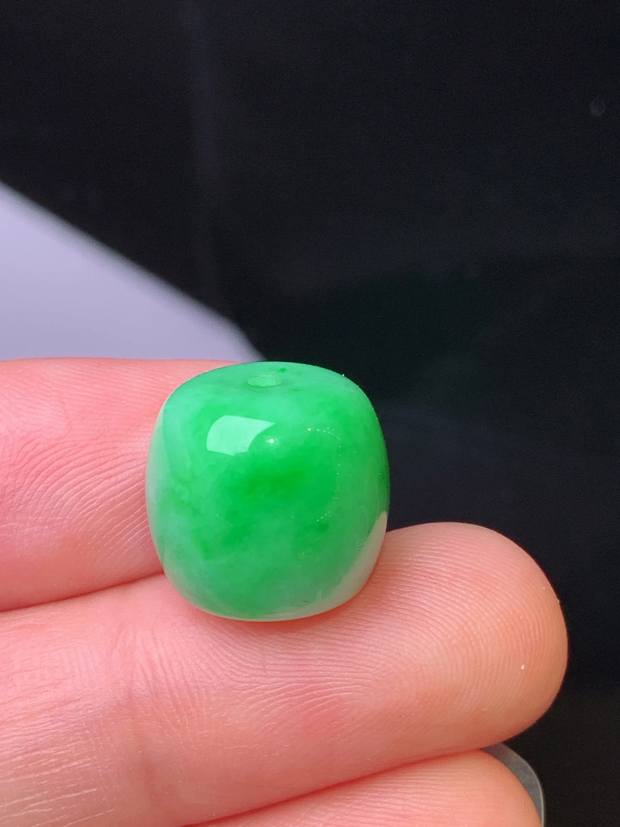 翠绿路路通吊坠 玉质细腻 水润亮眼 色泽艳丽 整体尺寸13.2*13.2*12.3