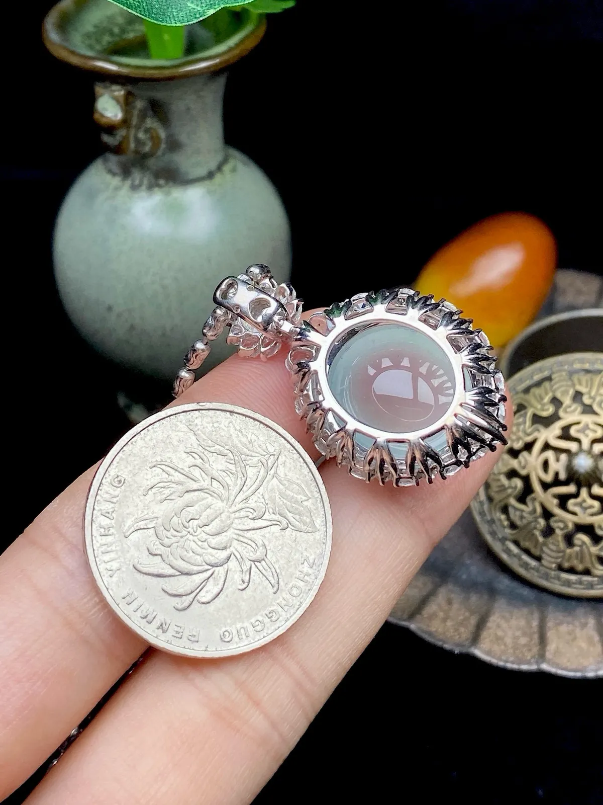 【冰种蛋面吊坠】冰感十足，通透闪亮，饱满圆润，18k金钻镶嵌，裸石尺寸16.3*14.5*8.3毫米。