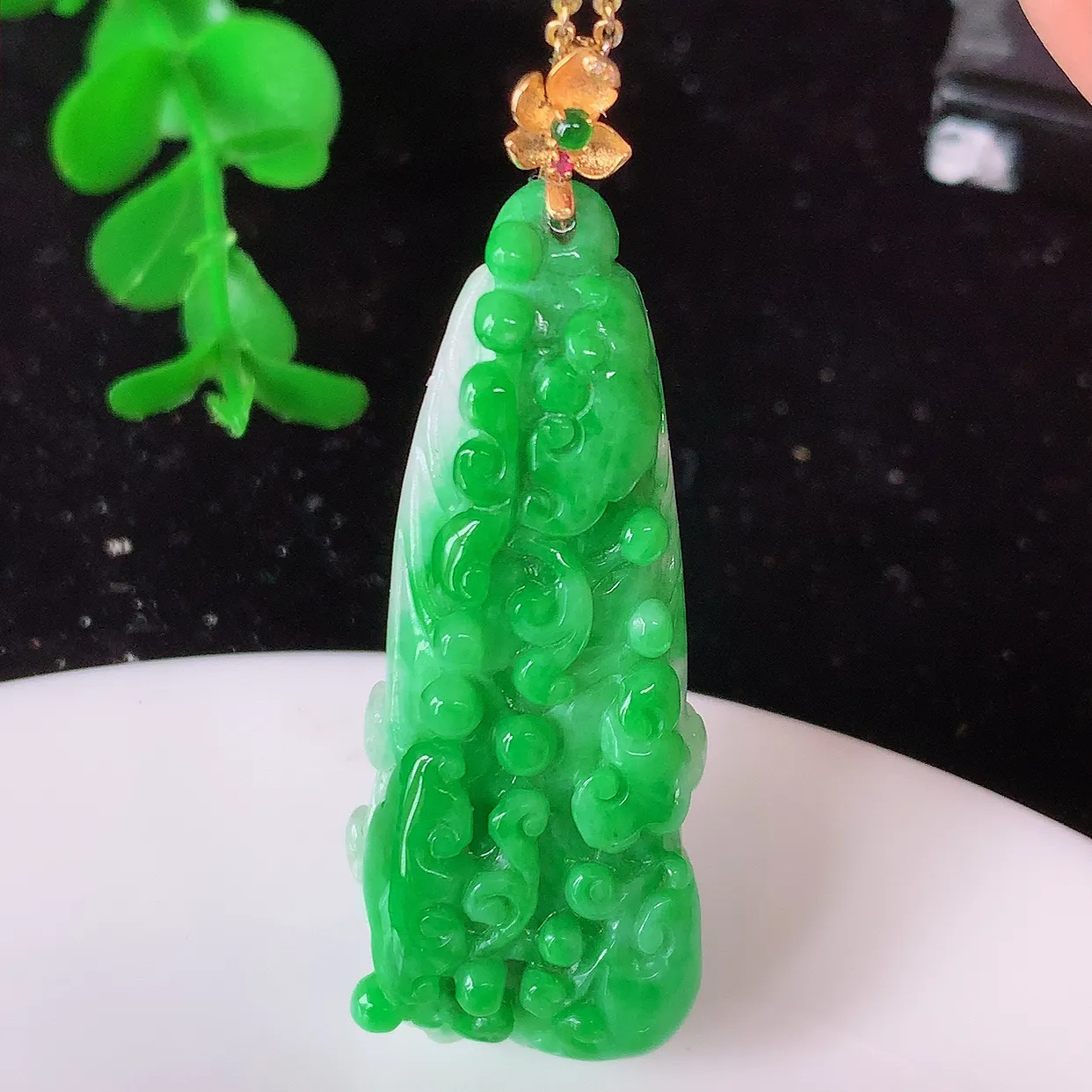 18K金镶嵌辣绿翡翠招百财白菜吊坠，百财聚来，财源滚滚，色泽鲜艳，精工水润的白菜，性价比高！#1.1