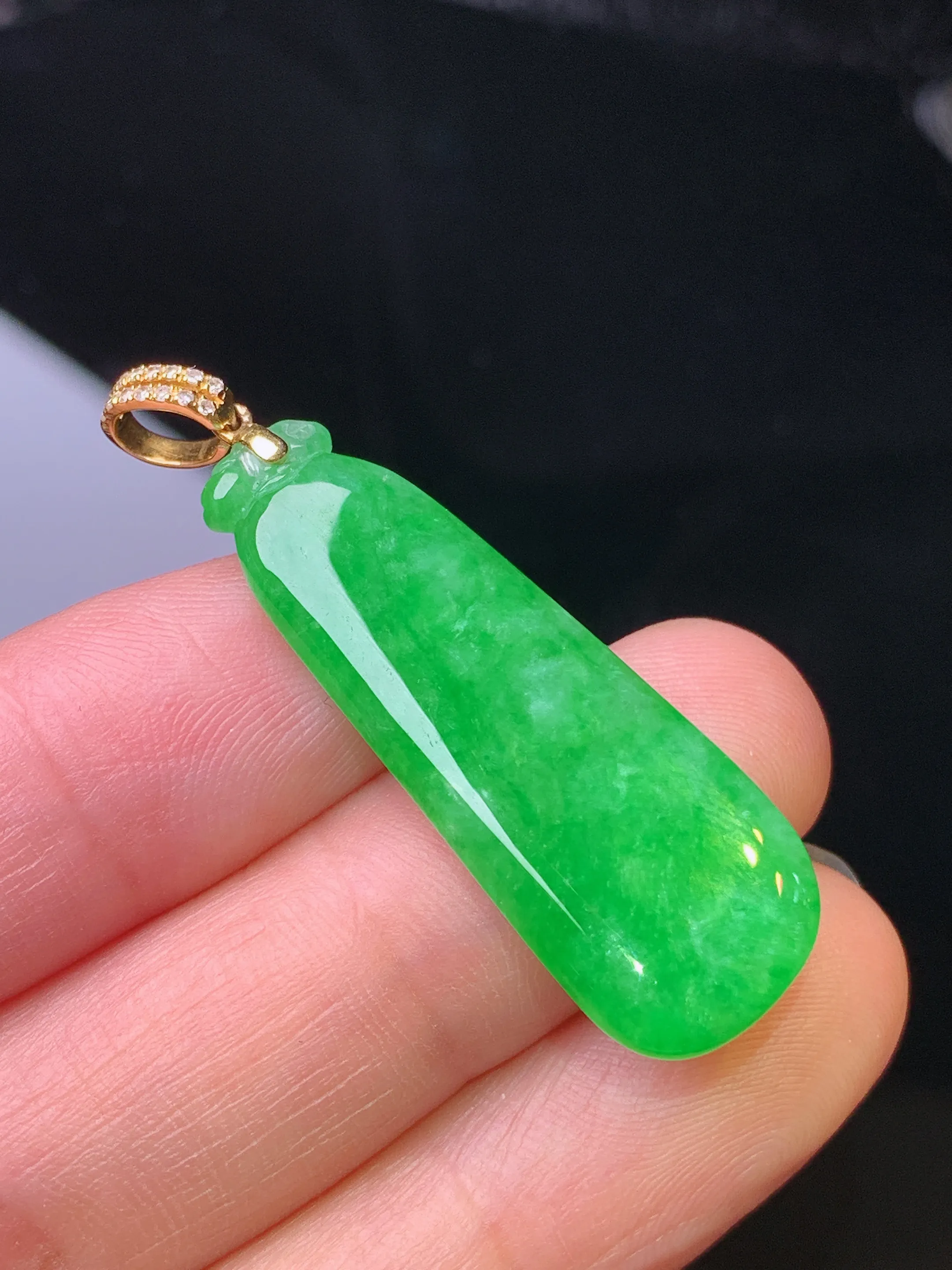18k金钻镶嵌翠绿福瓜吊坠 玉质细腻 水润亮眼 色泽艳丽 整体尺寸41.8*12.5*4.8