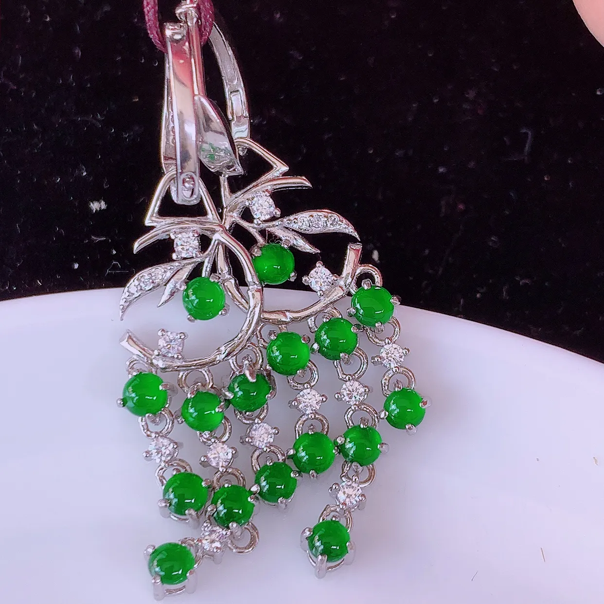 冰透满绿翡翠925银镶嵌耳坠，自然光实拍，翠色灵动，颜色漂亮，种老水足，品相佳，佩戴佳品！#98.13整体45.5*10.5-3.6裸石3*3