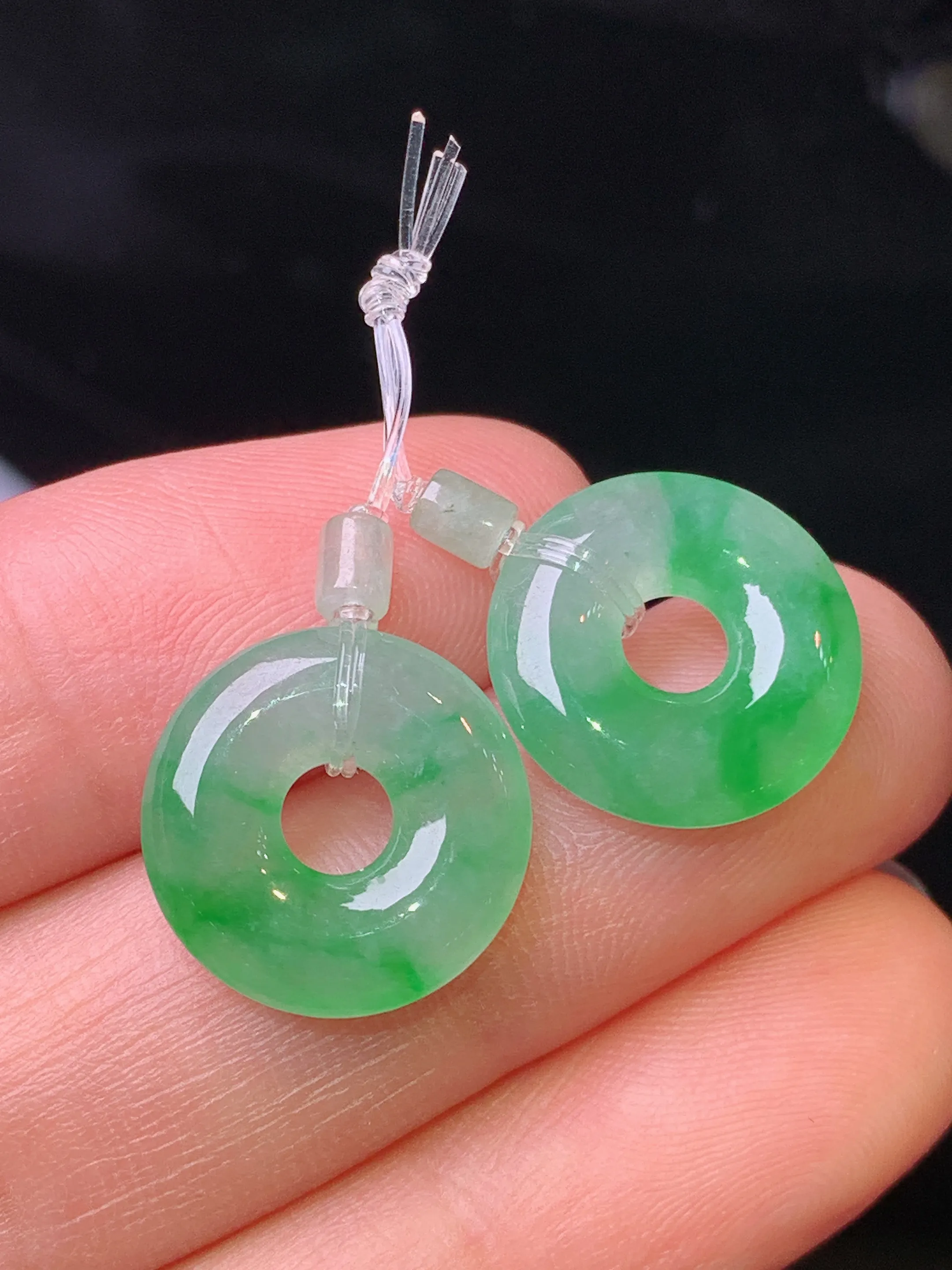 飘绿平安环一对 玉质细腻 水润亮眼 色泽艳丽 整体尺寸14.2*3.2