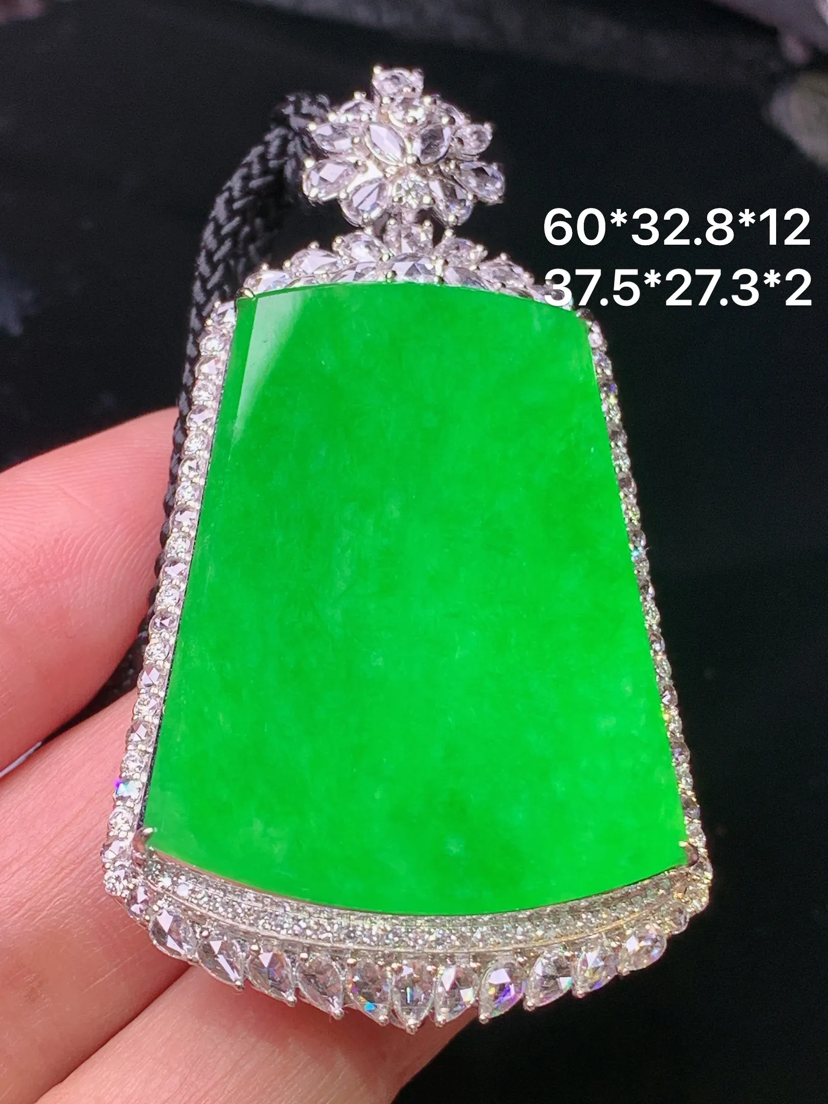 18k金钻镶嵌满绿无事牌吊坠 玉质细腻 水润亮眼 色泽艳丽 整体尺寸60*32.8*12