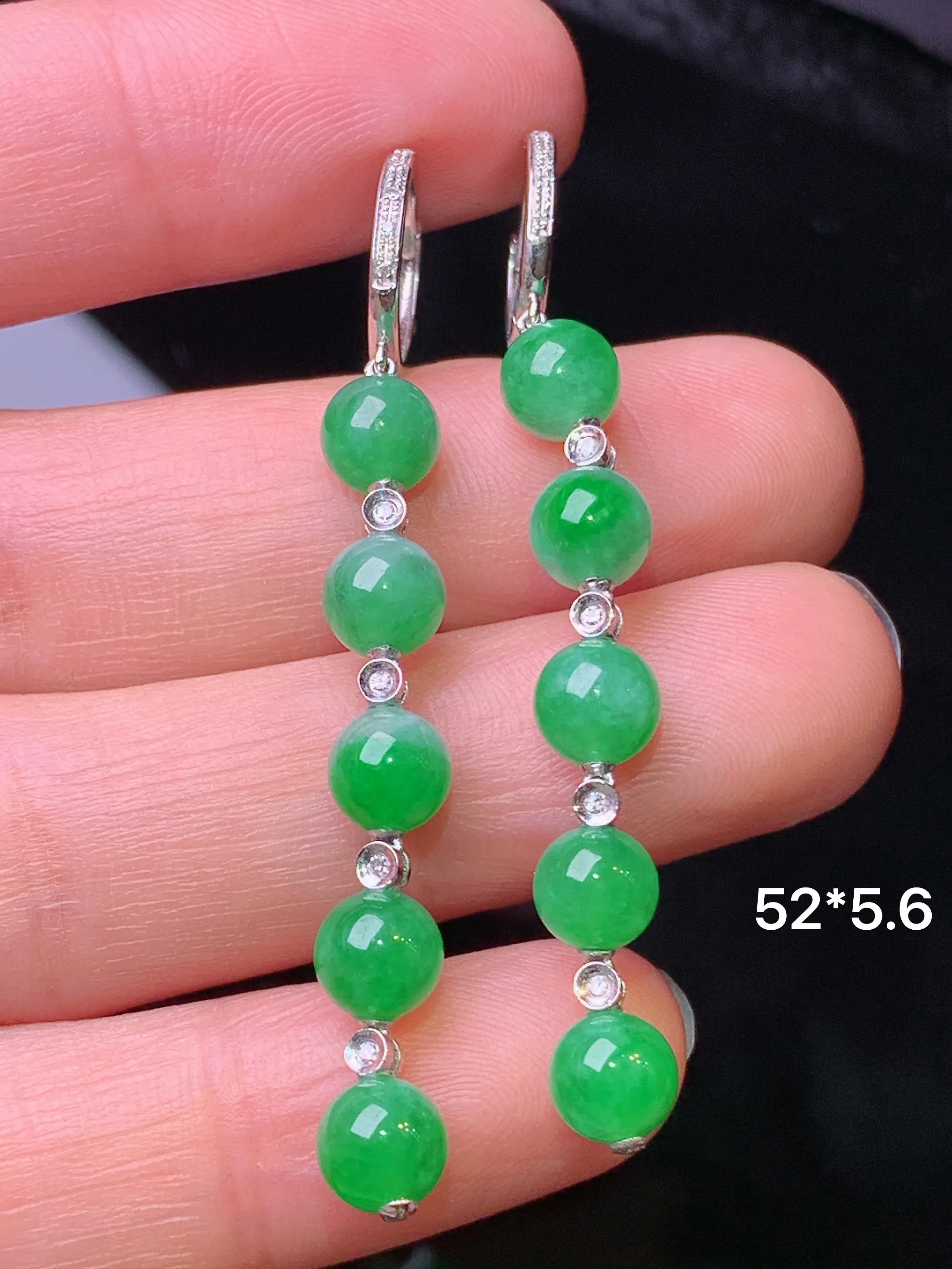 18k金镶嵌翠绿圆珠耳坠 玉质细腻 水润亮眼 色泽艳丽 整体尺寸52*5.6