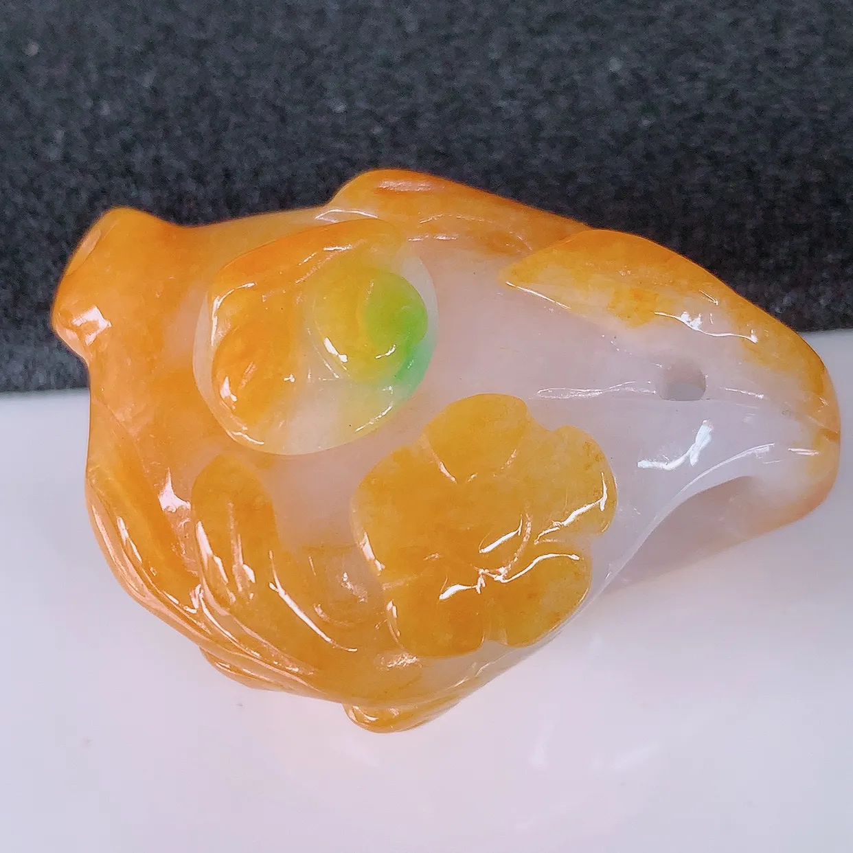 自然光实拍，冰润黄加绿翡翠茶壶，种老水足，雕工精湛 ，寓意美好，佩戴时尚出众！#26.13