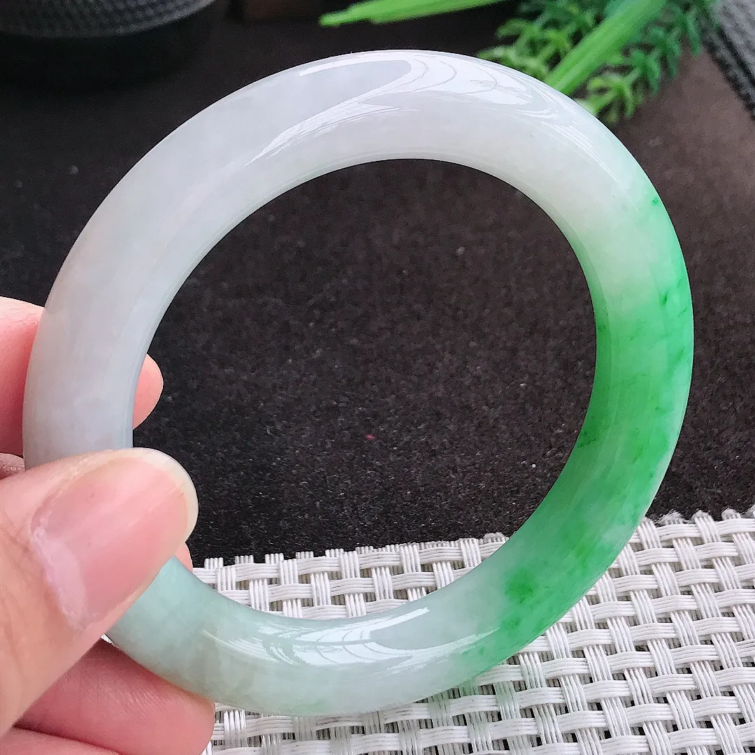 天然A货翡翠56.5/11.4/11.1老坑精美温润飘阳绿圆条手镯玉镯