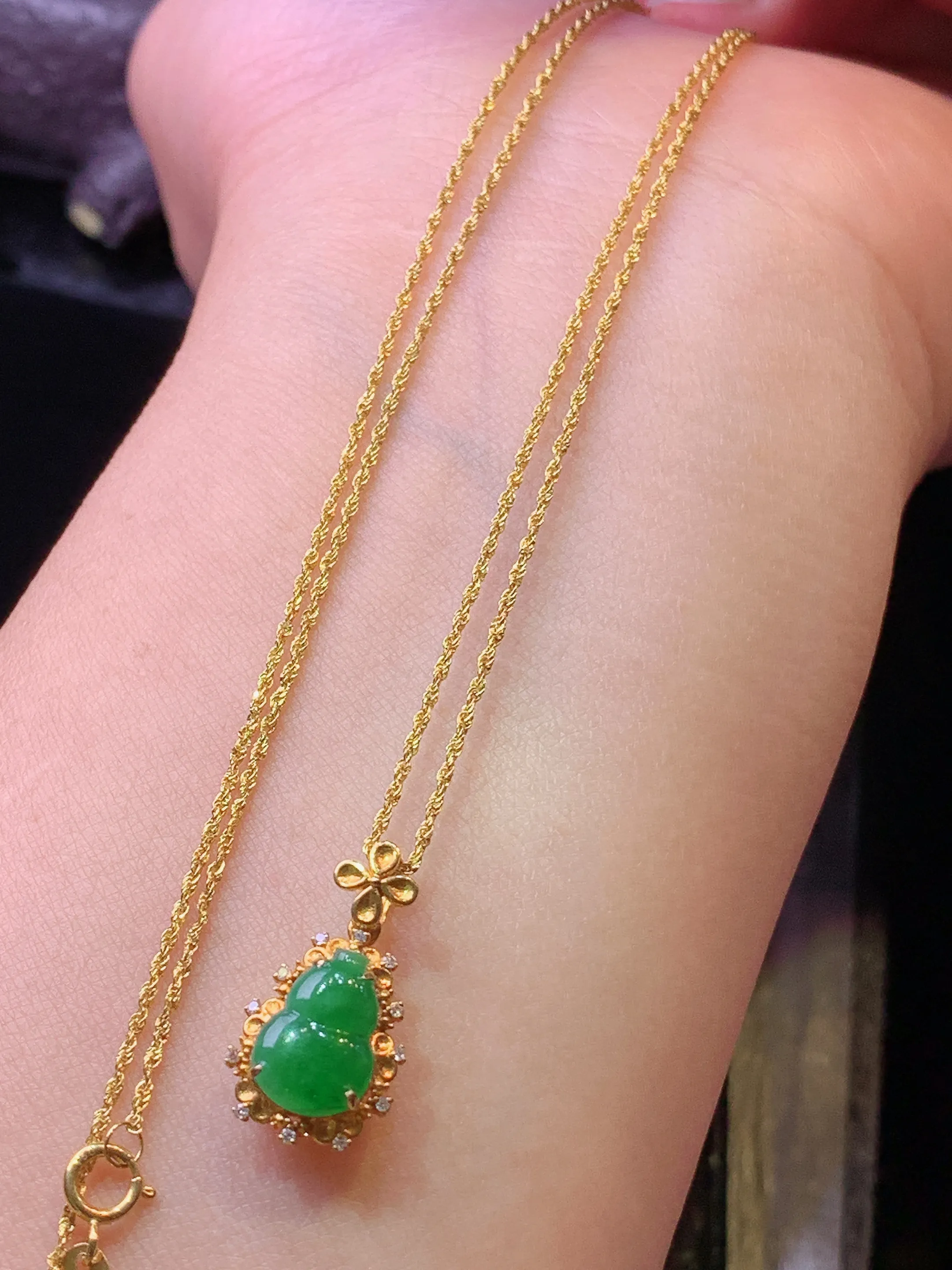 18k金钻镶嵌翠绿葫芦项链吊坠 玉质细腻 水润亮眼 色泽艳丽 整体尺寸18.5*9.8*5.8