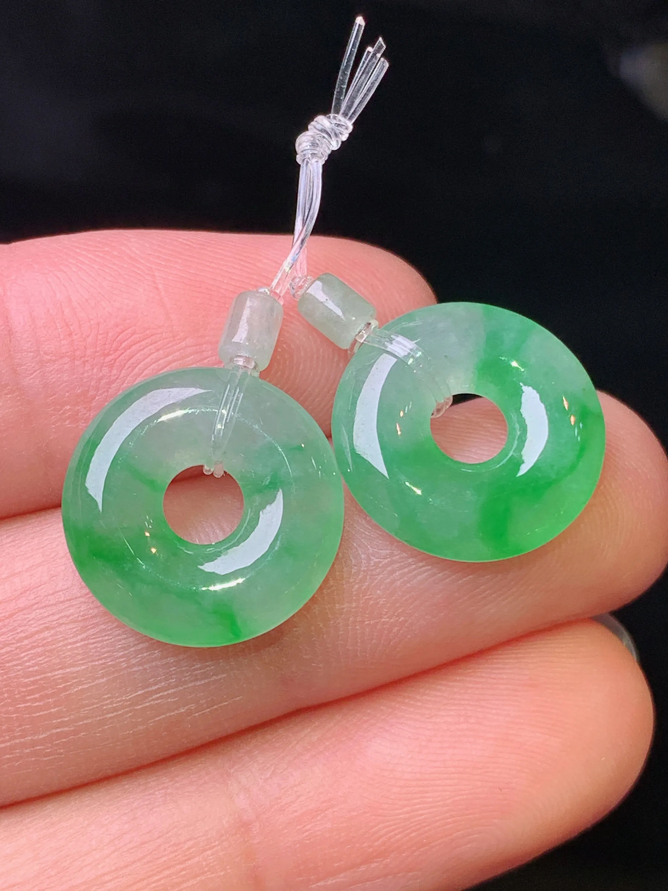 飘绿平安环一对 玉质细腻 水润亮眼 色泽艳丽 整体尺寸14.2*3.2