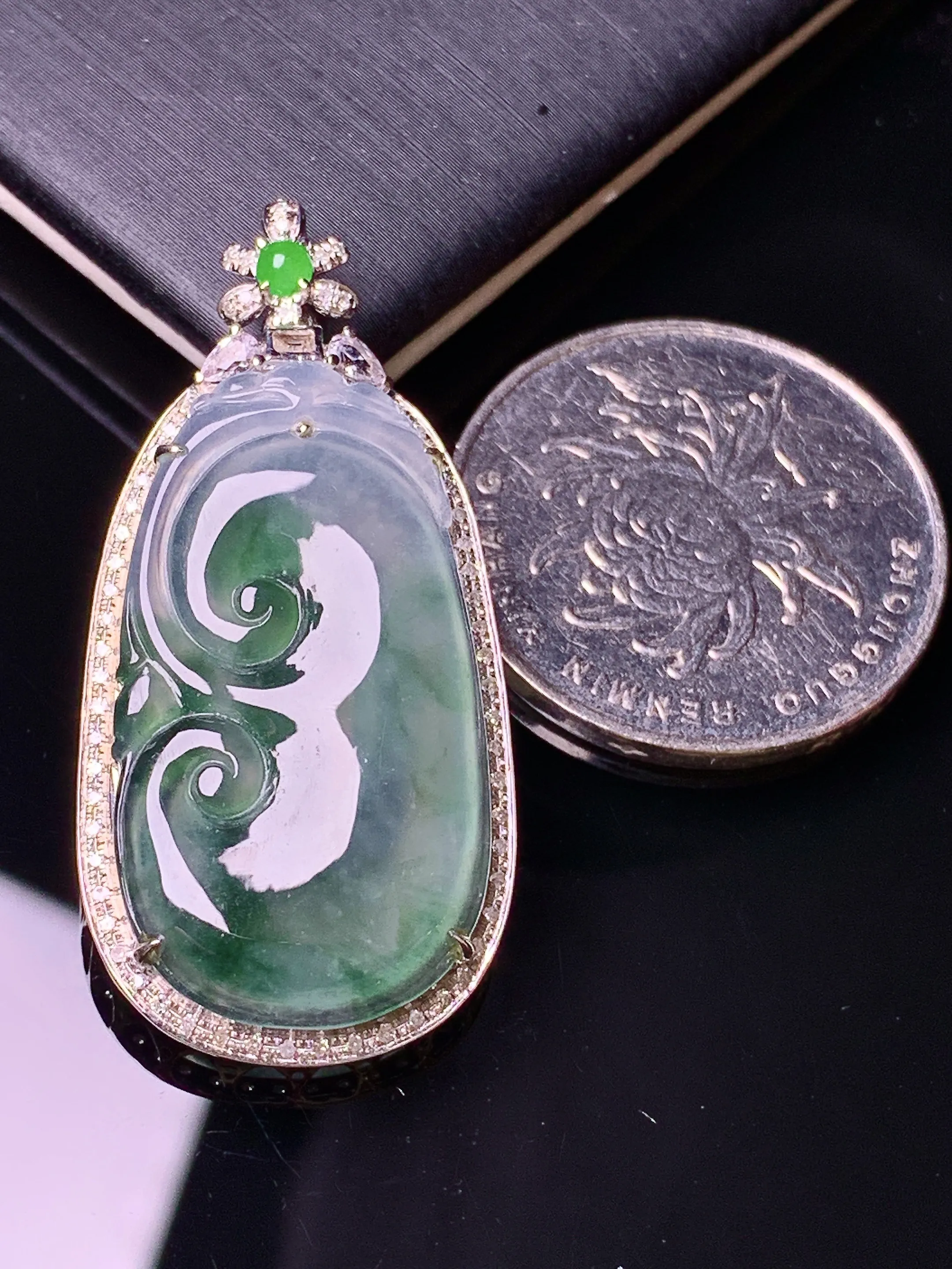 18k金钻镶嵌冰种如意吊坠 玉质细腻 水润亮眼 色泽艳丽 整体尺寸40*19.3*6.5