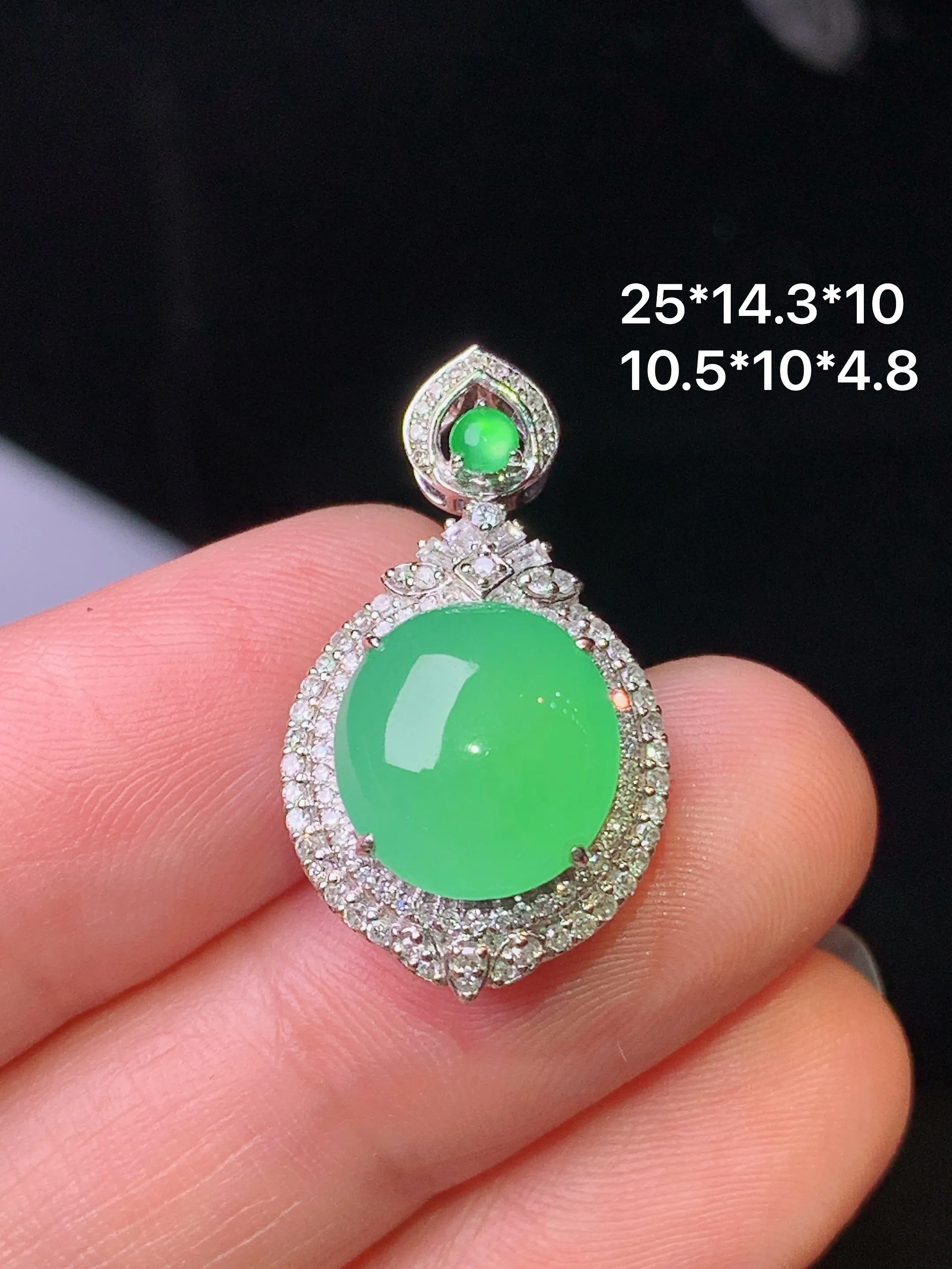 18k金钻镶嵌翠绿蛋面吊坠 玉质细腻 水润亮眼 色泽艳丽 整体尺寸25*14.3*10