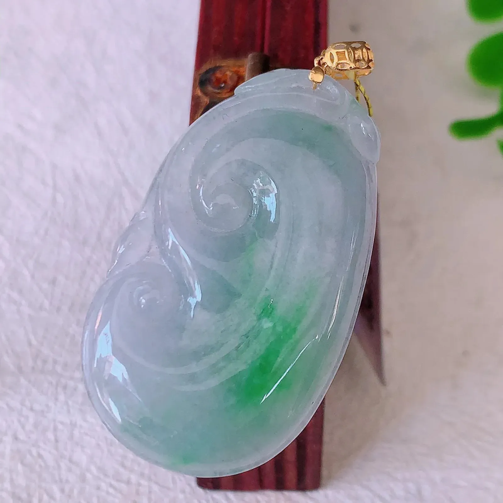 18K金镶嵌冰春带彩翡翠如意吊坠，简单的镶嵌设计、让玉坠百搭又精致，寓意着吉祥，事事如意！#35.1