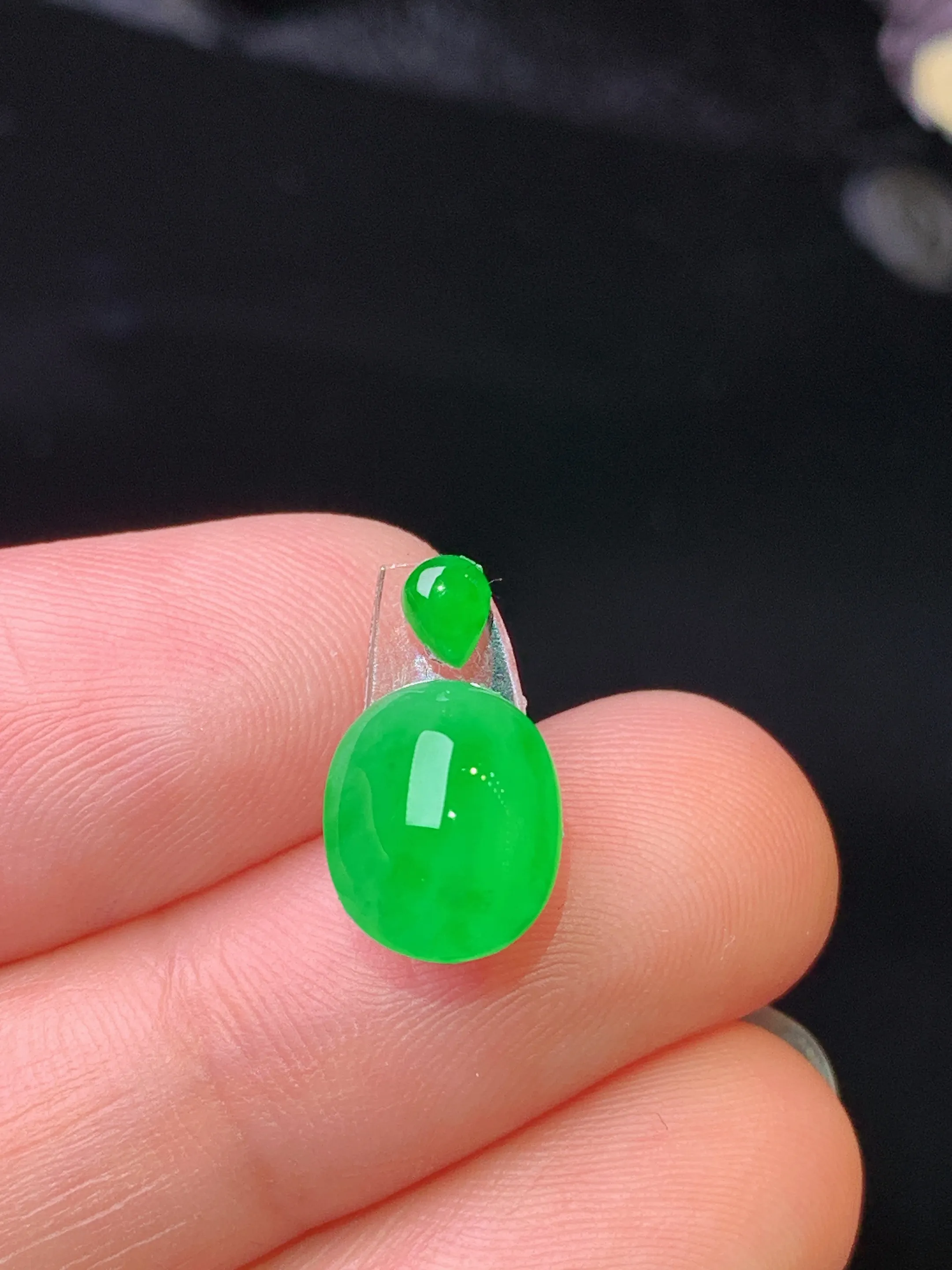 镶嵌款 满绿蛋面吊坠 玉质细腻 水润亮眼 色泽艳丽 整体尺寸9.7*8*5.8