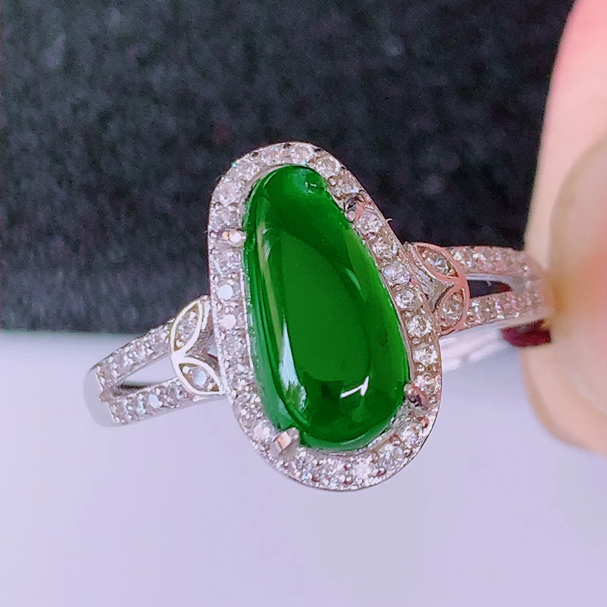 冰透满绿翡翠925银镶嵌福瓜戒指，自然光实拍，翠色灵动，颜色漂亮，种老水足，品相佳，佩戴佳品！#98.13（圈口可调大小）整体25*17.8*6裸石11-5.8