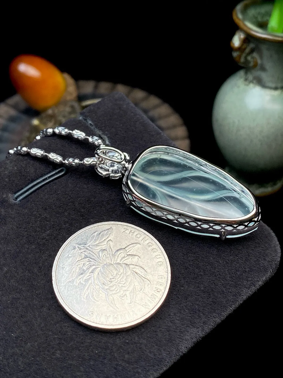 【冰种叶子】金枝玉叶，质地细腻，冰润透亮，光泽出众，18k金钻镶嵌，裸石尺寸32.5*18.3*3.6毫米