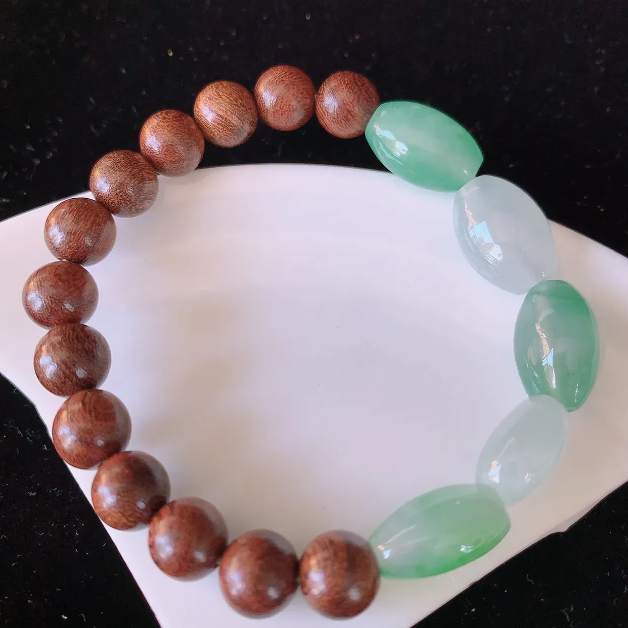 自然光实拍，冰种飘花翡翠搭配香木手串手链，款式新颖，佩戴效果时尚出众，尽显气质，玉质细腻，美感十足。#001.1取一尺寸13.5-9.5-7.2mm