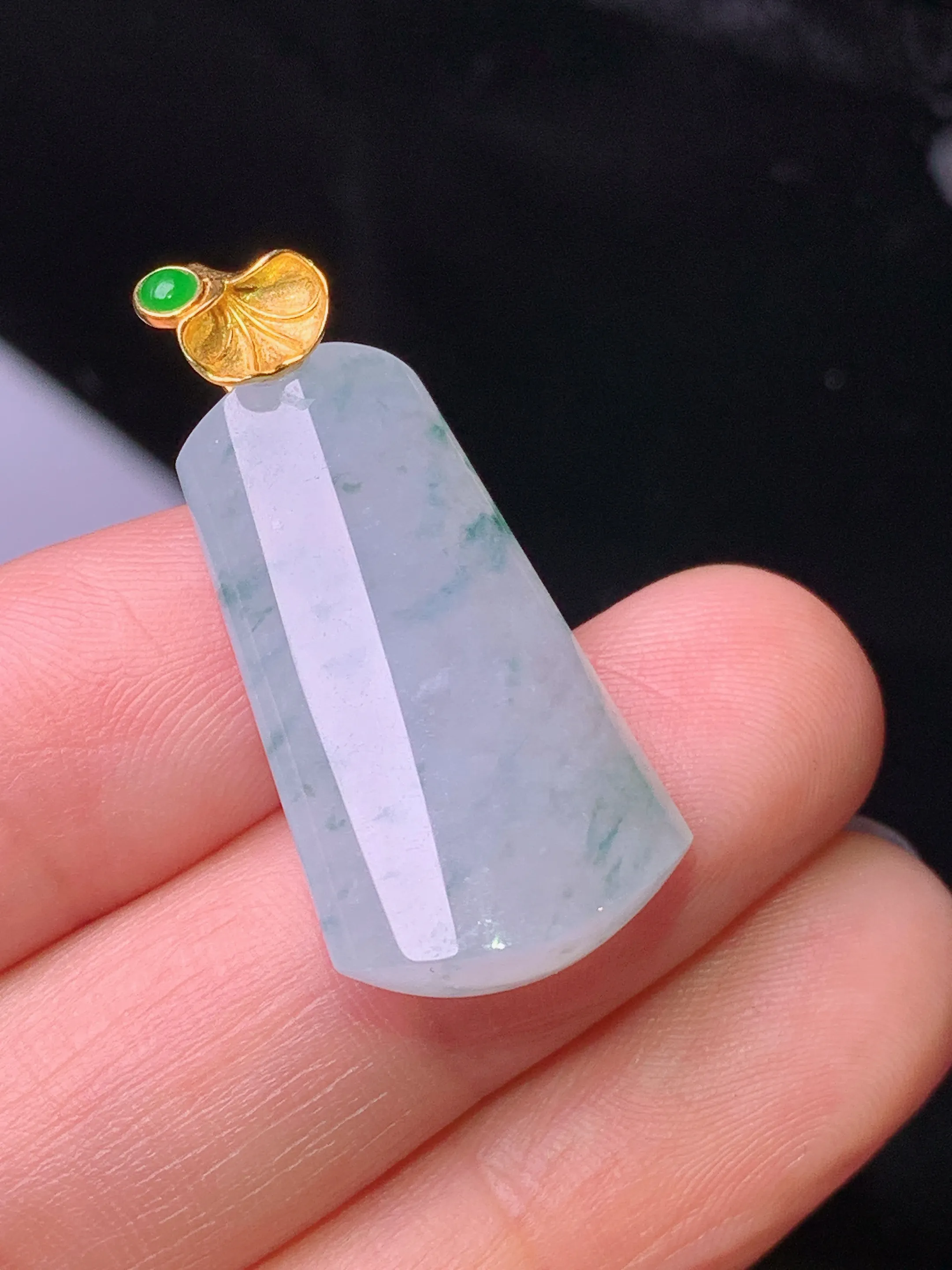 18k金镶嵌飘绿玉柱吊坠 玉质细腻 水润亮眼 色泽艳丽 整体尺寸31.5*15*6