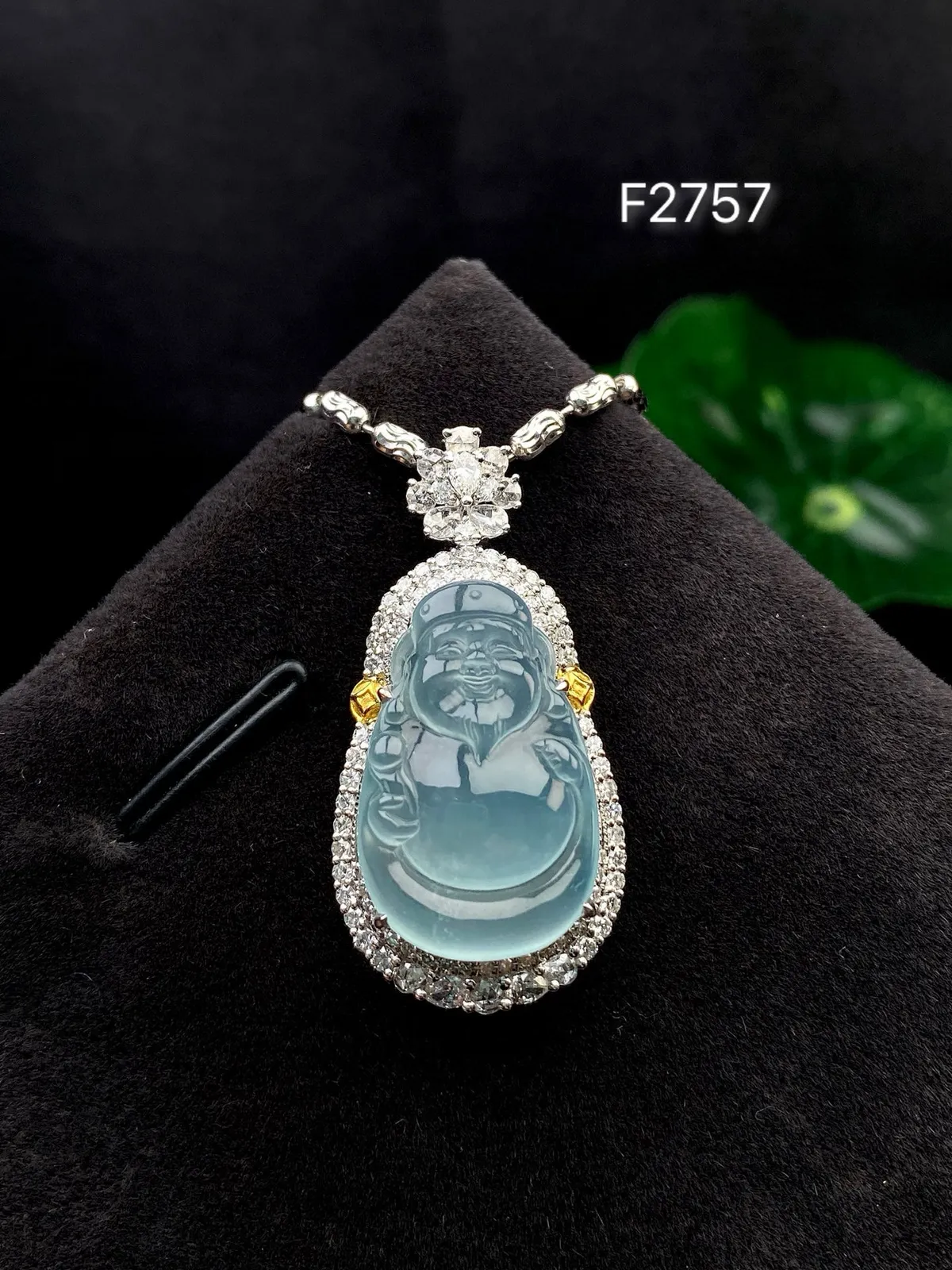 【冰种淡蓝色财神】质地细腻，饱满圆润，笑口常开，18k金钻镶嵌，裸石尺寸20.1*13.1*4.4毫
