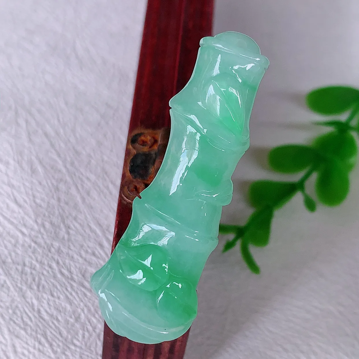 自然光实拍，冰飘绿翡翠竹节吊坠。竹节寓意“节节高，官运亨通，前程似锦，水润莹泽，清秀高雅，佩戴精美！#60.13