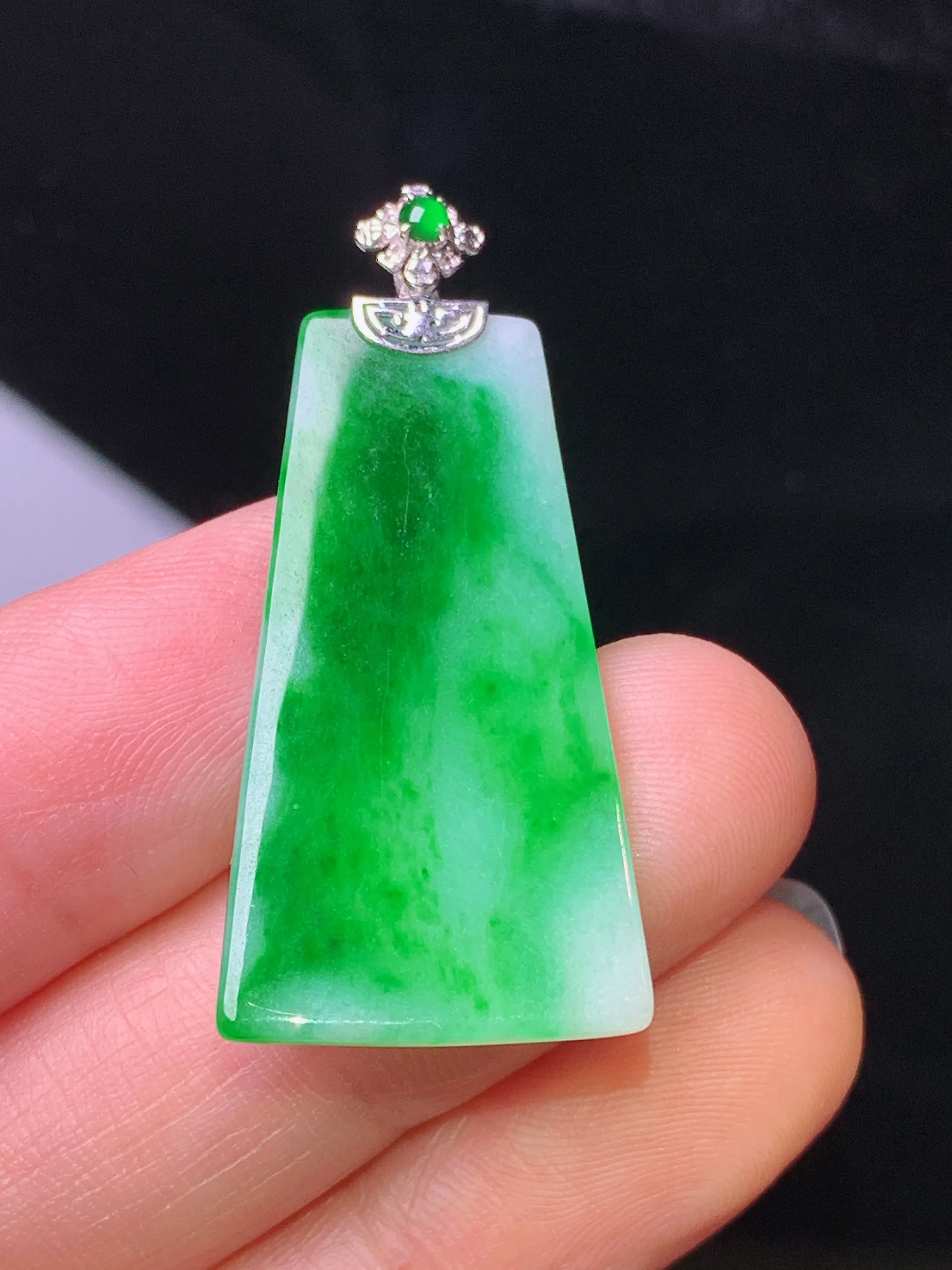 18k金钻镶嵌翠绿无事牌吊坠 玉质细腻 水润亮眼 色泽艳丽 整体尺寸32.5*17*2.6