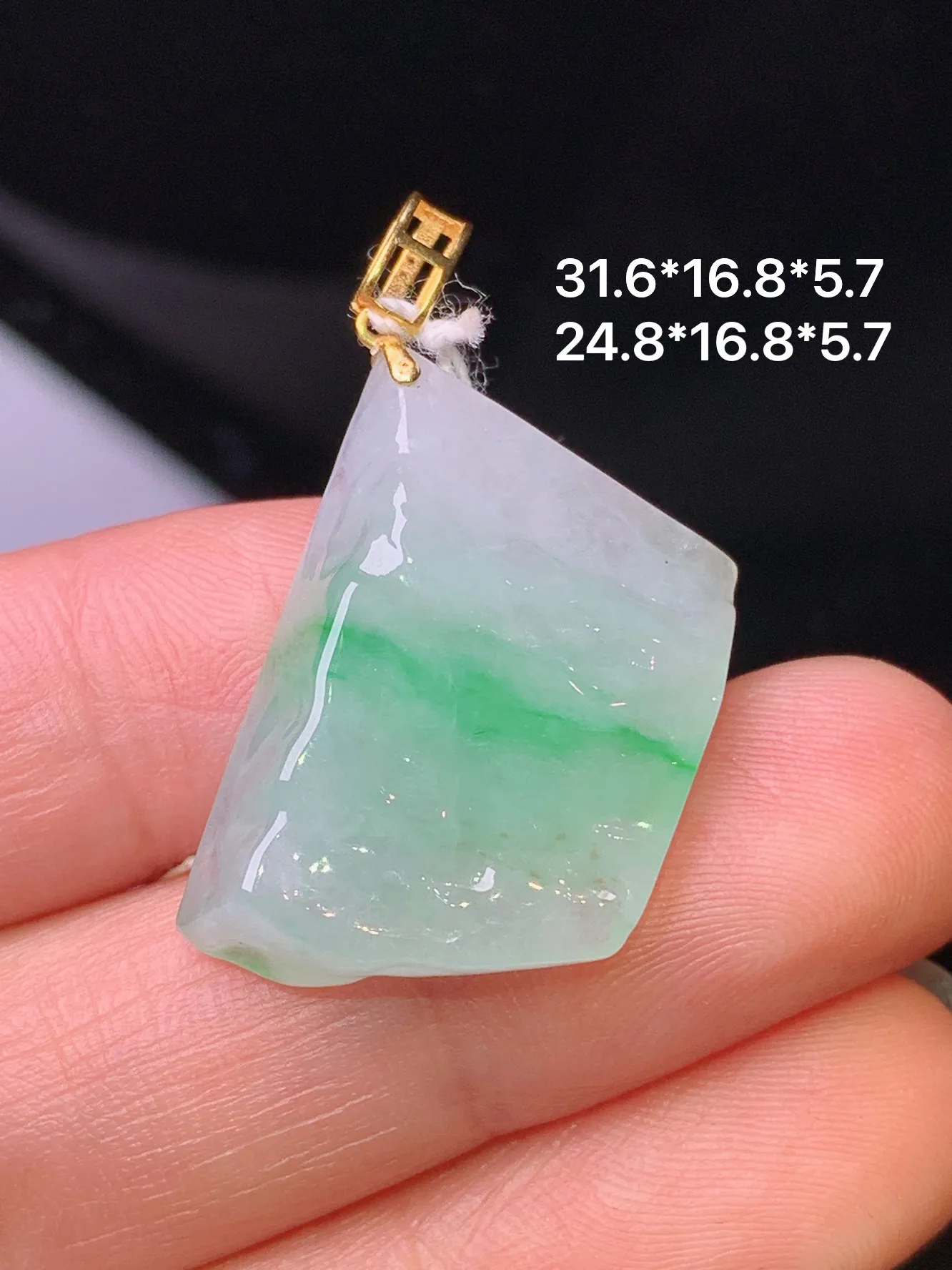 18k金镶嵌飘绿随形吊坠 玉质细腻 水润亮眼 色泽艳丽 整体尺寸31.6*16.8*5.7