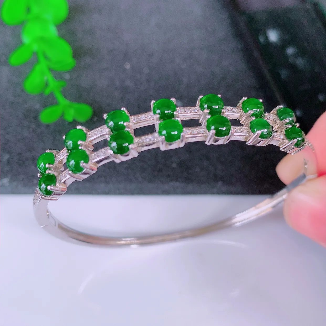 冰透满绿翡翠925银镶嵌手镯，自然光实拍，翠色灵动，颜色漂亮，种老水足，品相佳，佩戴佳品！#98.13整体56.5*51*8.5*4.5裸石3.8*3.8