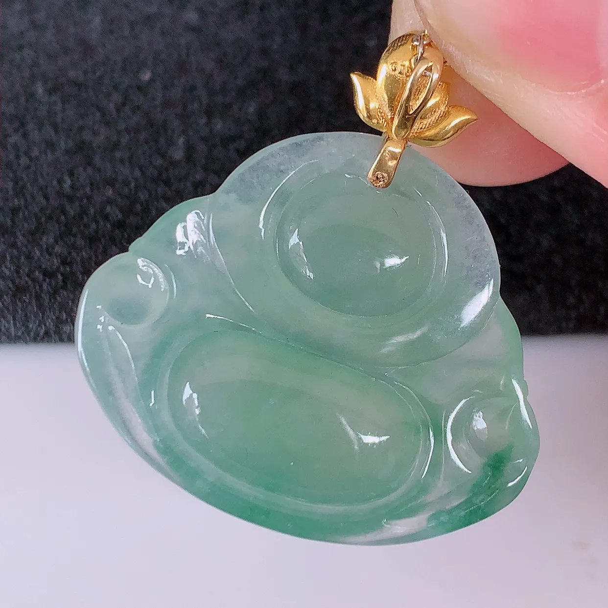 自然光实拍，18K金镶嵌冰种飘花翡翠佛公吊坠，款式新颖，佩戴效果时尚出众，尽显气质，玉质细腻，美感十足。#1.13整体30裸石28-23.5-5.8mm