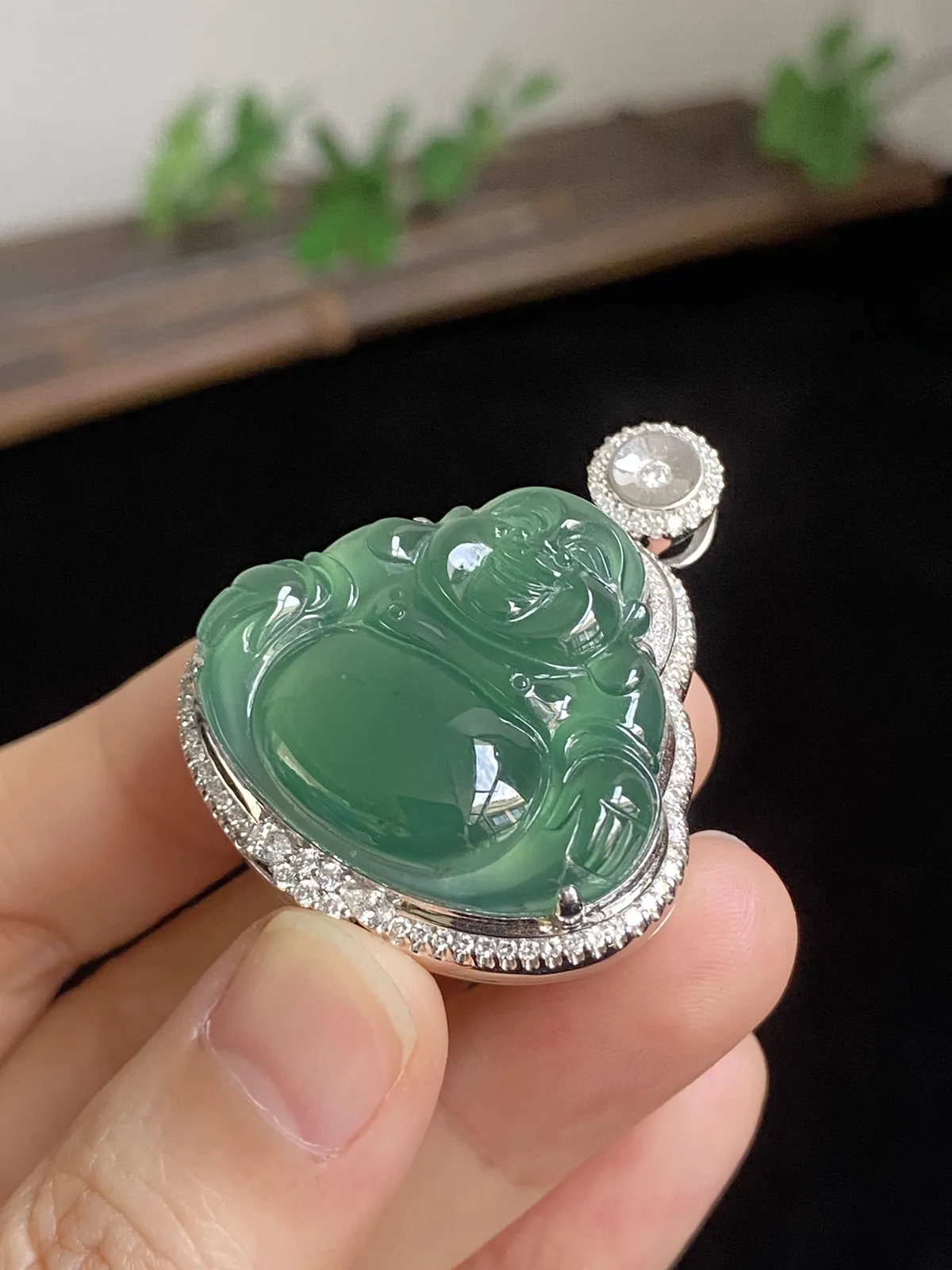 翡翠冰绿佛公吊坠，18k金伴钻镶嵌