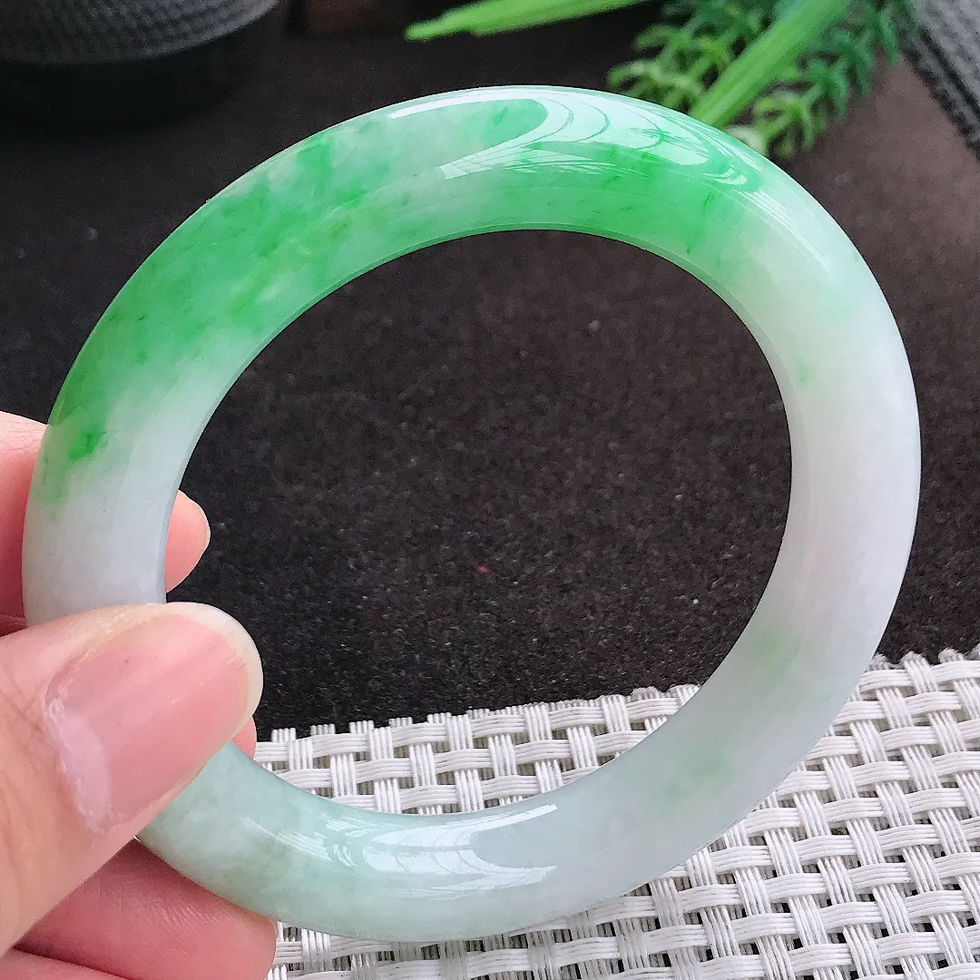 天然A货翡翠56.5/11.4/11.1老坑精美温润飘阳绿圆条手镯玉镯