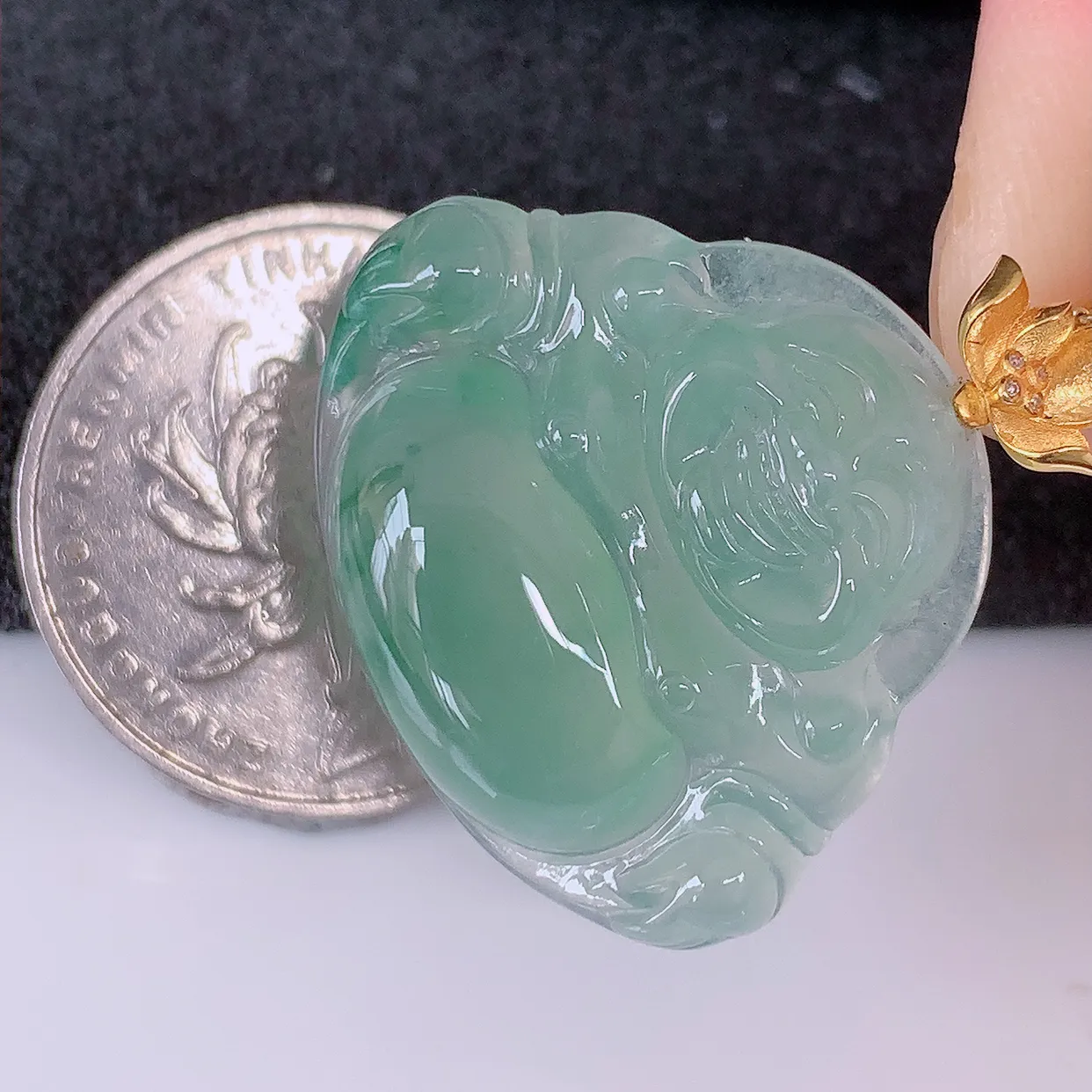 自然光实拍，18K金镶嵌冰种飘花翡翠佛公吊坠，款式新颖，佩戴效果时尚出众，尽显气质，玉质细腻，美感十足。#1.13整体30裸石28-23.5-5.8mm