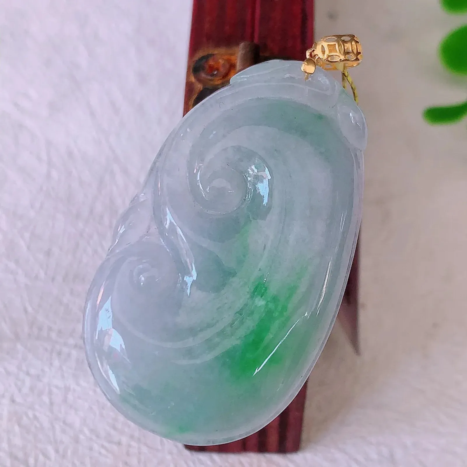 18K金镶嵌冰春带彩翡翠如意吊坠，简单的镶嵌设计、让玉坠百搭又精致，寓意着吉祥，事事如意！#35.13