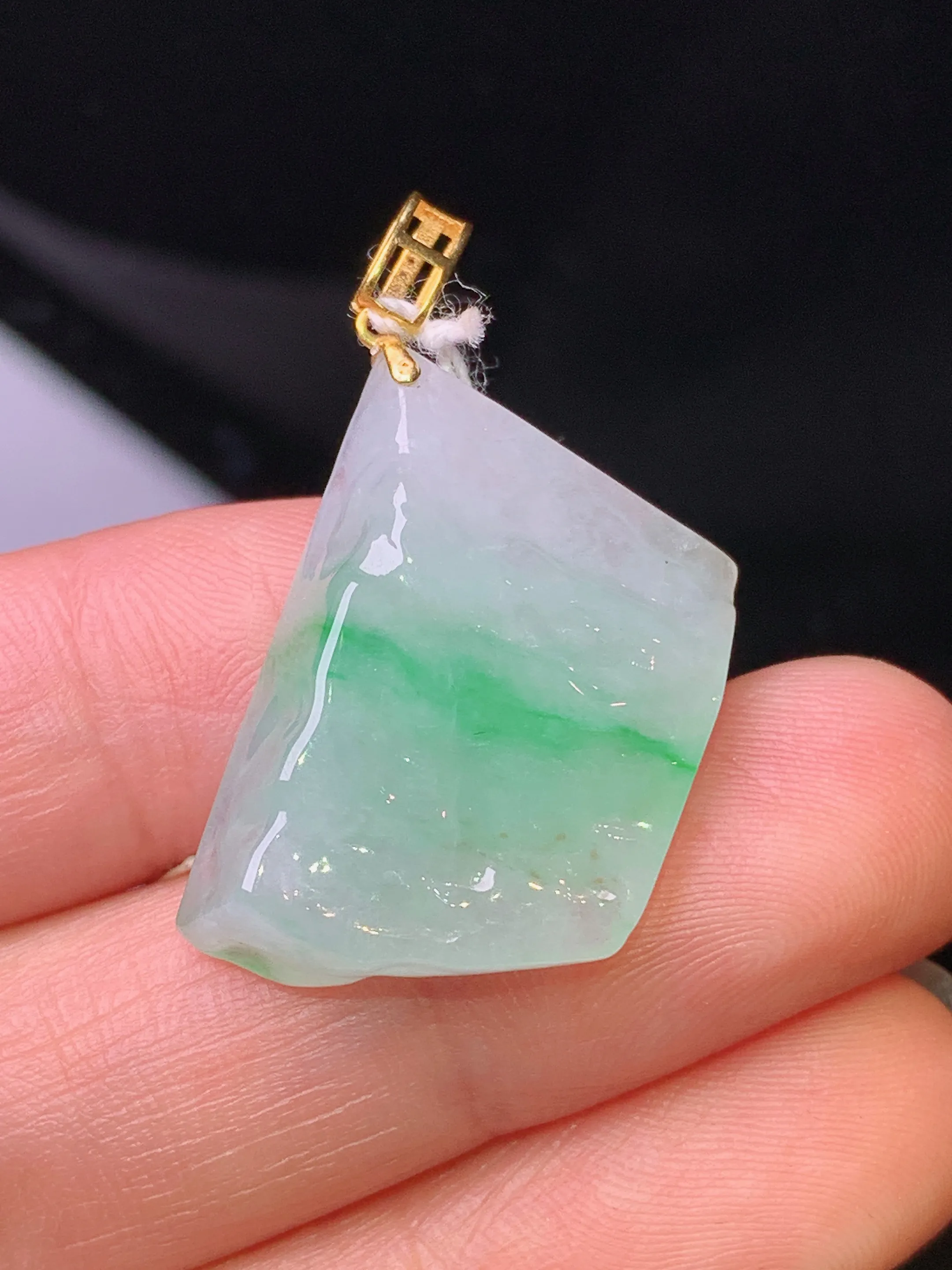 18k金镶嵌飘绿随形吊坠 玉质细腻 水润亮眼 色泽艳丽 整体尺寸31.6*16.8*5.7