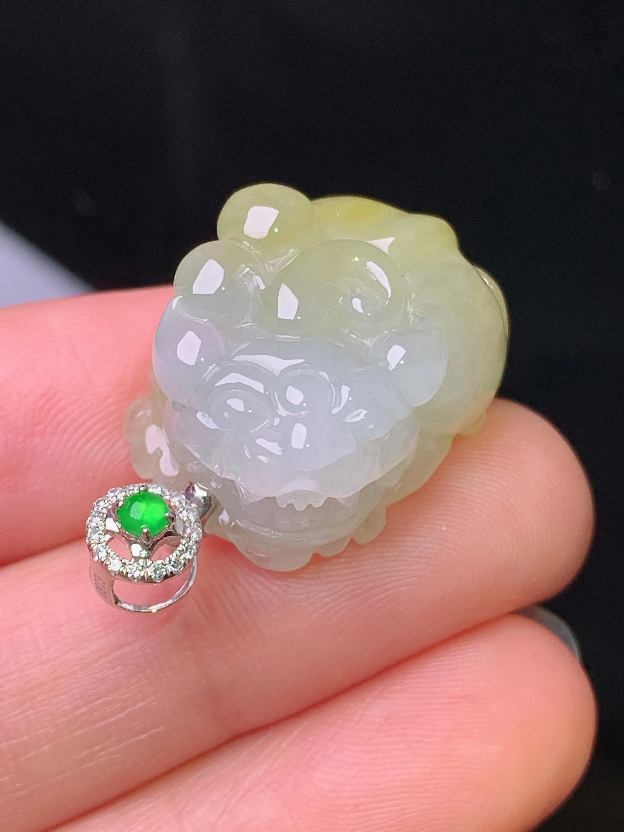 18k金钻镶嵌飘黄翡貔貅吊坠 玉质细腻 水润亮眼 色泽艳丽 整体尺寸27*17.7*12.3