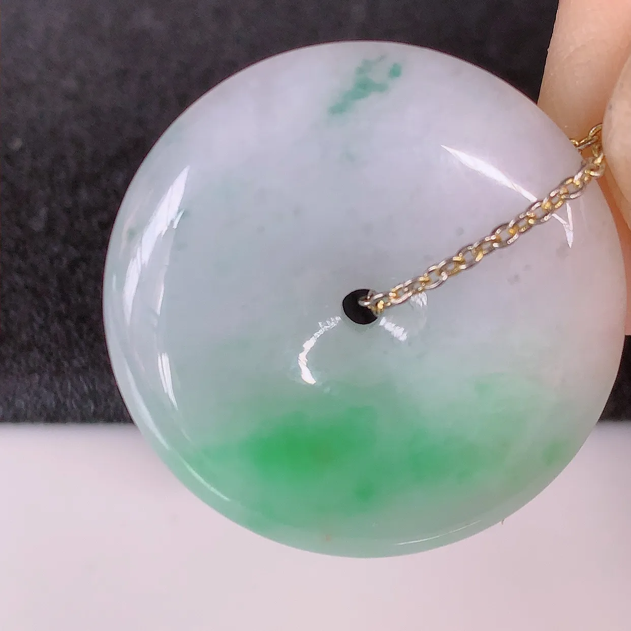 自然光实拍，冰润飘绿翡翠平安扣吊坠，形体饱满圆润，平安扣肥嘟嘟的，平平安安，种水很好，配戴精美！#57.13