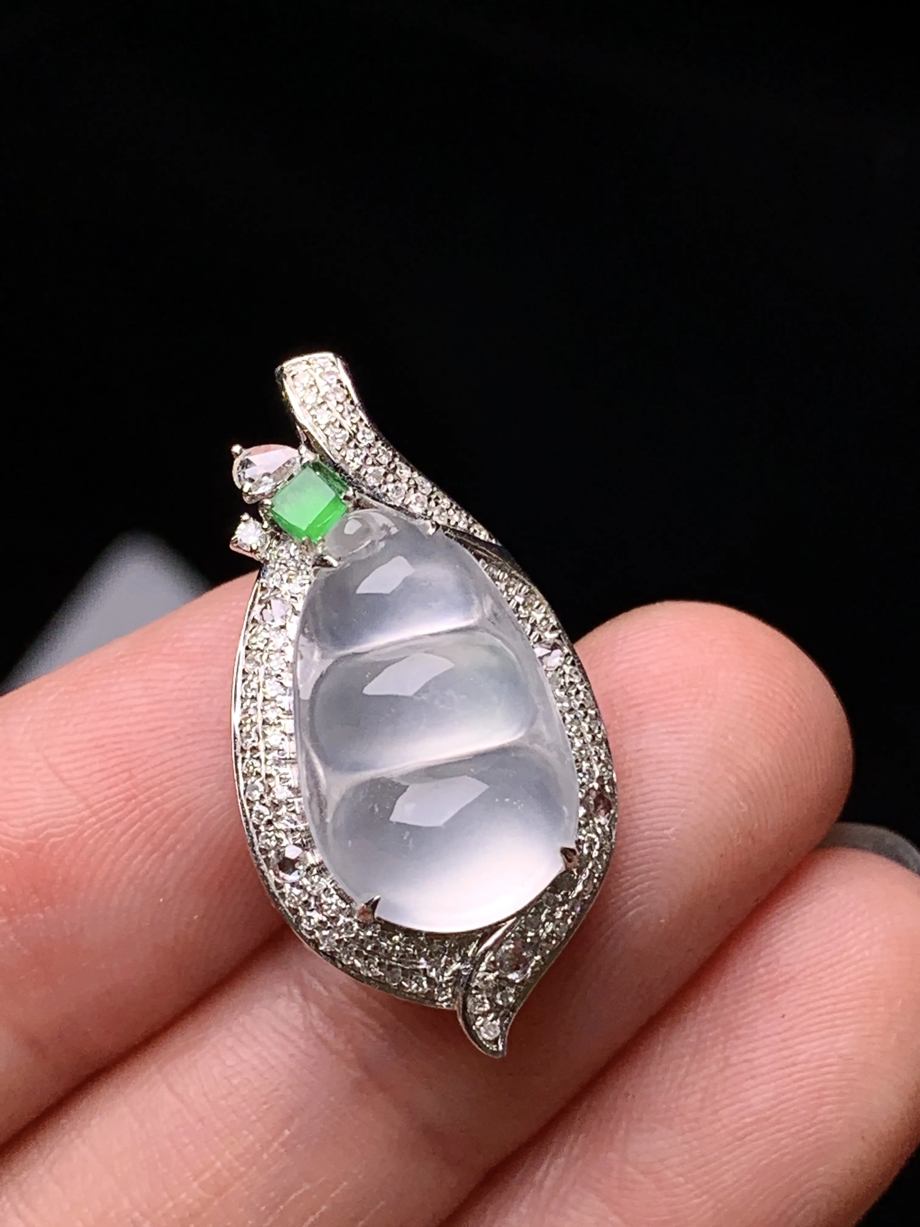 18k金钻镶嵌冰种四季豆吊坠 玉质细腻 水润亮眼 色泽艳丽 整体尺寸27.5*14.5*10.5