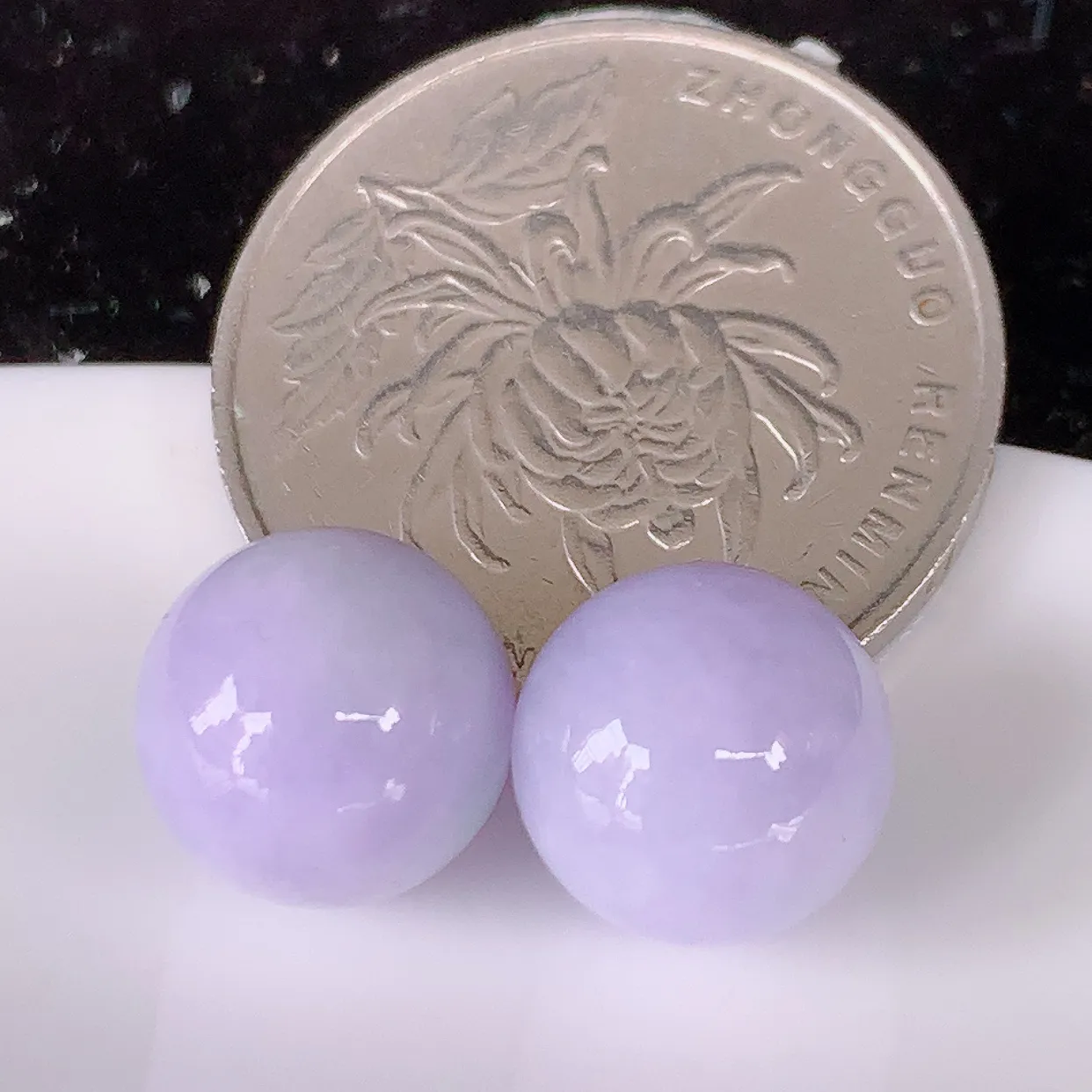 自然光实拍，紫罗兰翡翠一对圆珠，转运珠吊坠，寓意“时来运转，财源滚滚” 寓意佳，荧光灼灼，转运珠佩戴时尚优雅！#05.13尺寸10.8