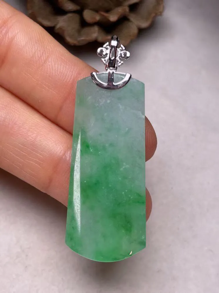 冰糯种飘绿平安无事牌吊坠、真金真钻镶嵌，种水好，玉质细腻 .裸石尺寸 38.8*16.8