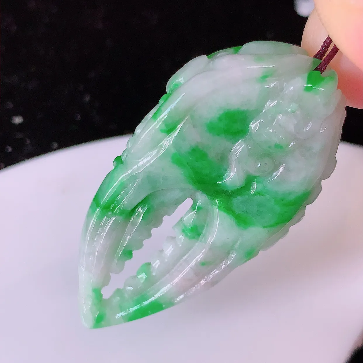 自然光实拍，冰润黄加绿翡翠八方来财吊坠，种老水足，雕工精湛 ，寓意美好，佩戴时尚出众！#60.13