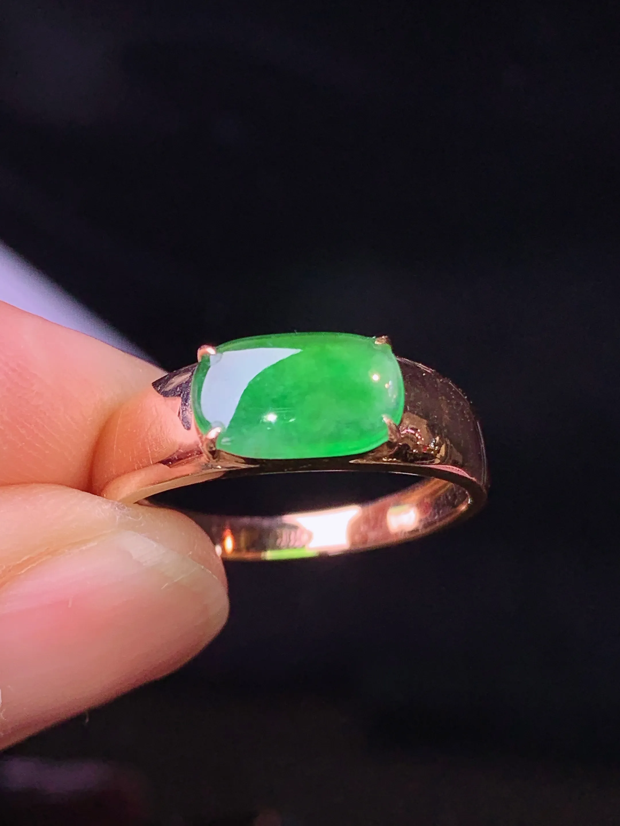 18k金钻镶嵌冰翠绿马鞍戒指 玉质细腻 水润亮眼 色泽艳丽 圈口13.5 裸石尺寸5.7*9.2*2