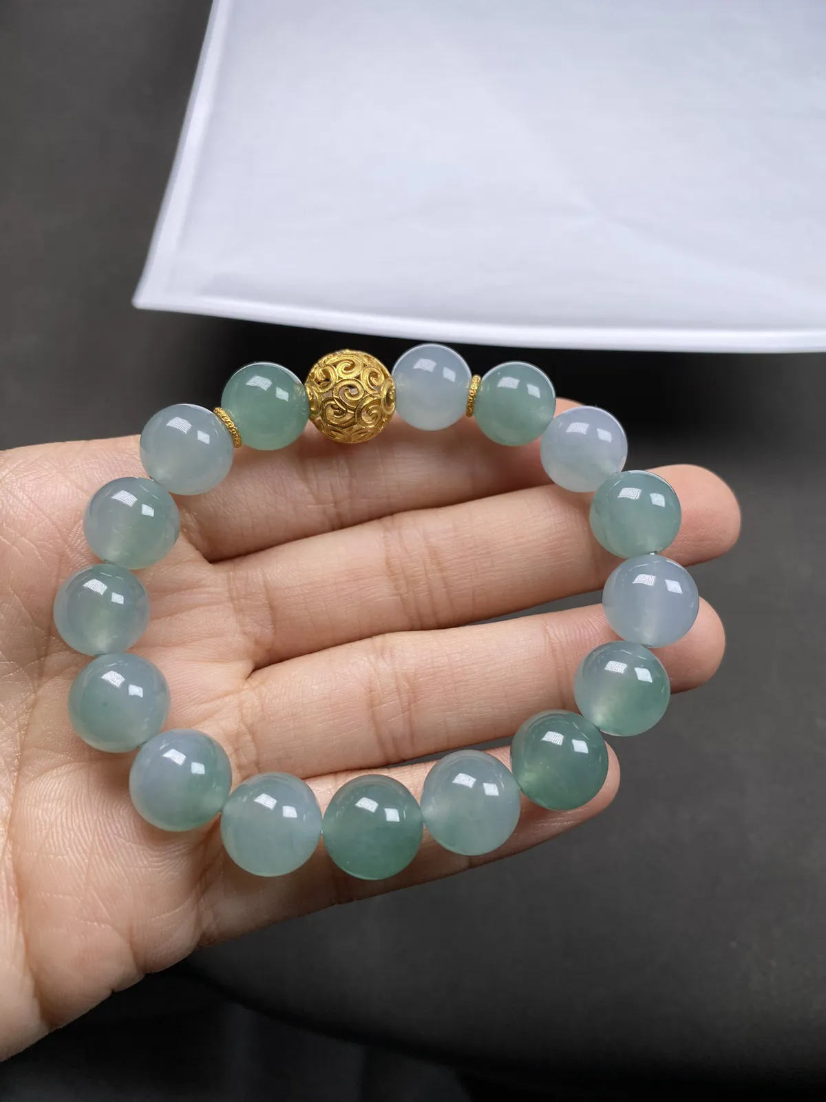 少有的缅甸湖水绿起胶手链，共16颗珠径11.6mm，底子纯净种很老，质地细腻胶感十足，颜色美得很，上