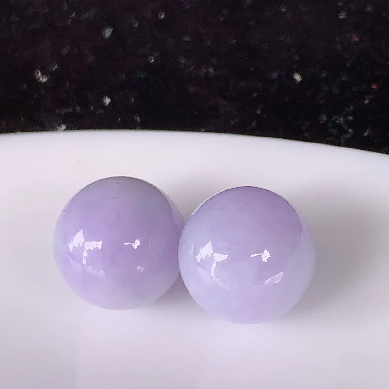 自然光实拍，紫罗兰翡翠一对圆珠，转运珠吊坠，寓意“时来运转，财源滚滚” 寓意佳，荧光灼灼，转运珠佩戴时尚优雅！#05.13尺寸10.8