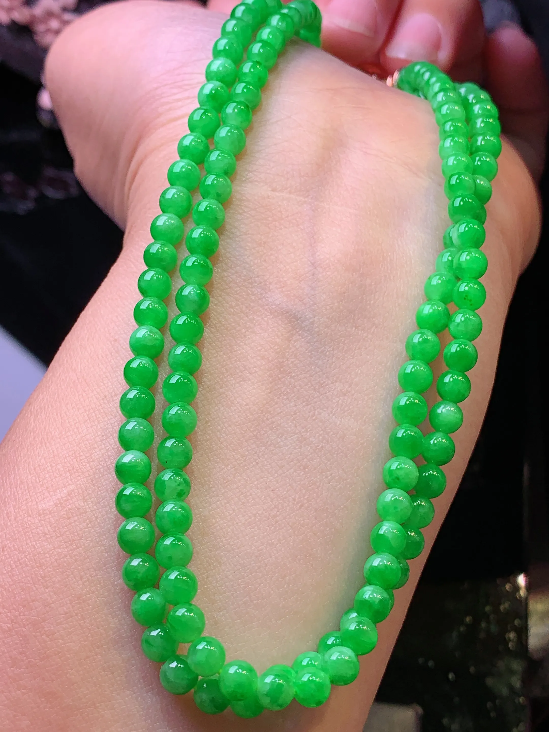 满绿圆珠项链 玉质细腻 水润亮眼 色泽艳丽 整体尺寸4.3