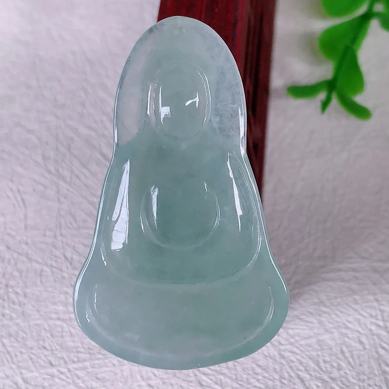 自然光实拍，冰种翡翠观音菩萨吊坠，净瓶观音，冰透亮泽，美观亮丽，观音面相端庄#46.13