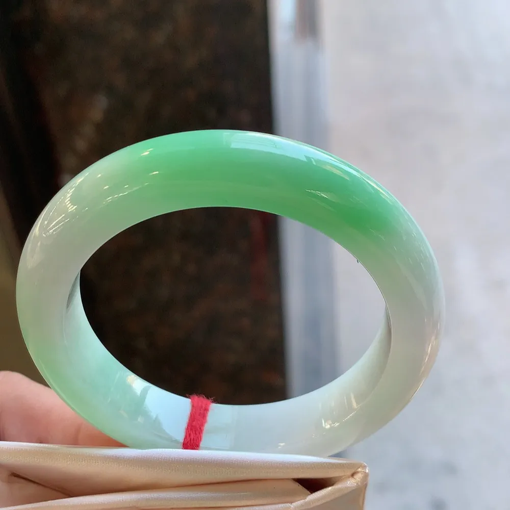 正圈冰糯阳绿 无瑕 尺寸:54.1/12.2/9.1 色好