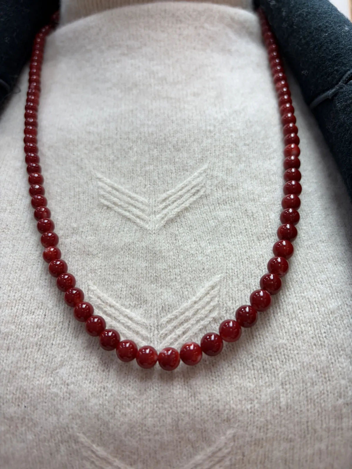 【天然日本阿卡赤血牛血红珊瑚7mm圆珠108粒佛珠链】可遇不可求！项链手链两用款！日本产地，阿卡材料，赤血牛血红颜色，光泽柔润透亮，直径约6-7mm，重量46.08克，珊瑚本为佛教珍宝，来自深海千年生长，有生长纹，属于有机宝石，气场强大，稀少珍贵！每粒均为天然无添加无修补！少虫眼少白芯！收藏精品！传承宝贝！