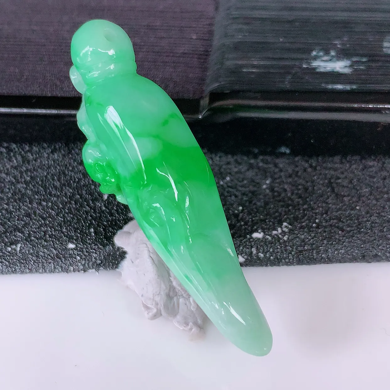 自然光实拍，冰润飘绿翡翠人生如意人参吊坠，翠色灵动，种老水足，寓意好，品相佳，佩戴佳品！#05.13