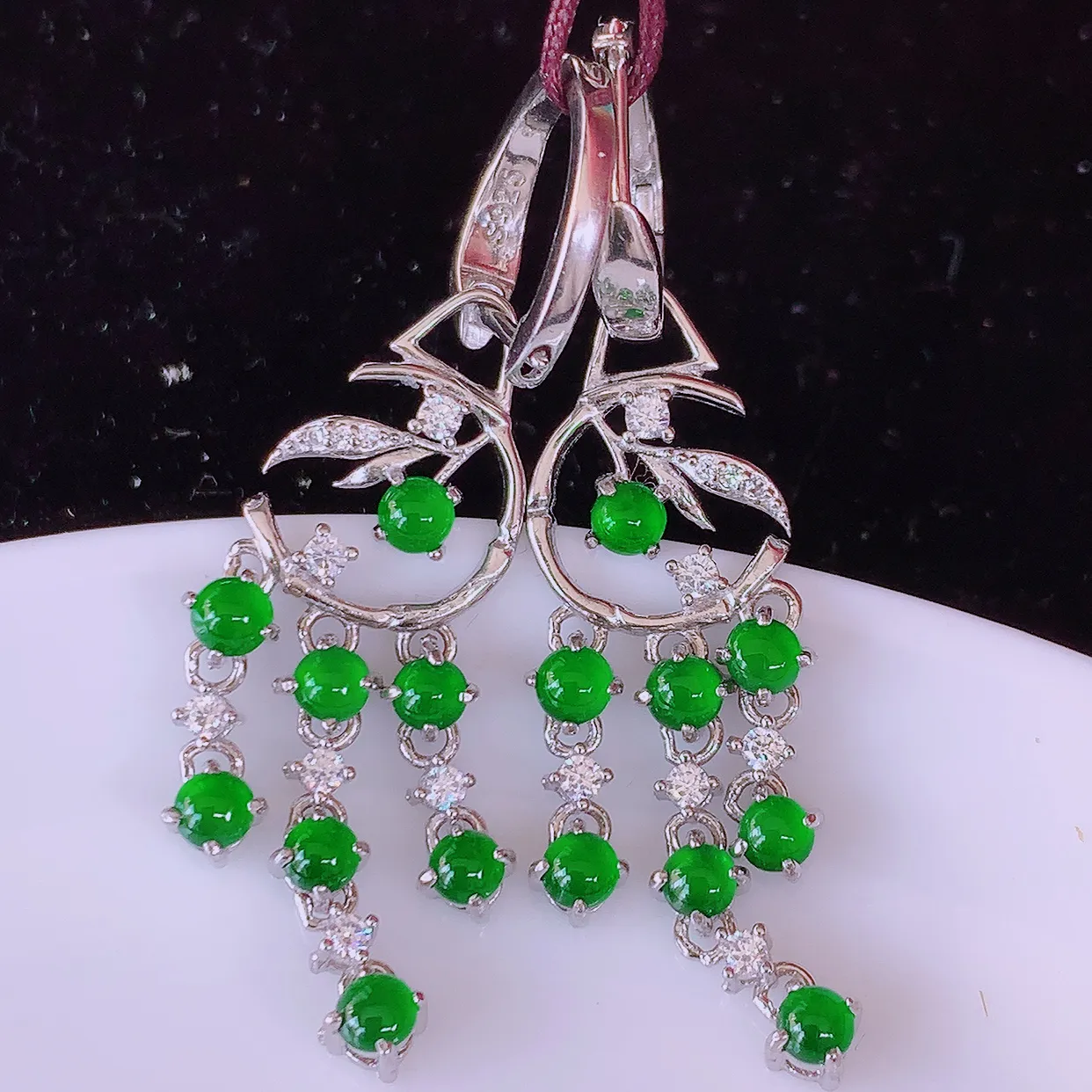 冰透满绿翡翠925银镶嵌耳坠，自然光实拍，翠色灵动，颜色漂亮，种老水足，品相佳，佩戴佳品！#98.13整体45.5*10.5-3.6裸石3*3